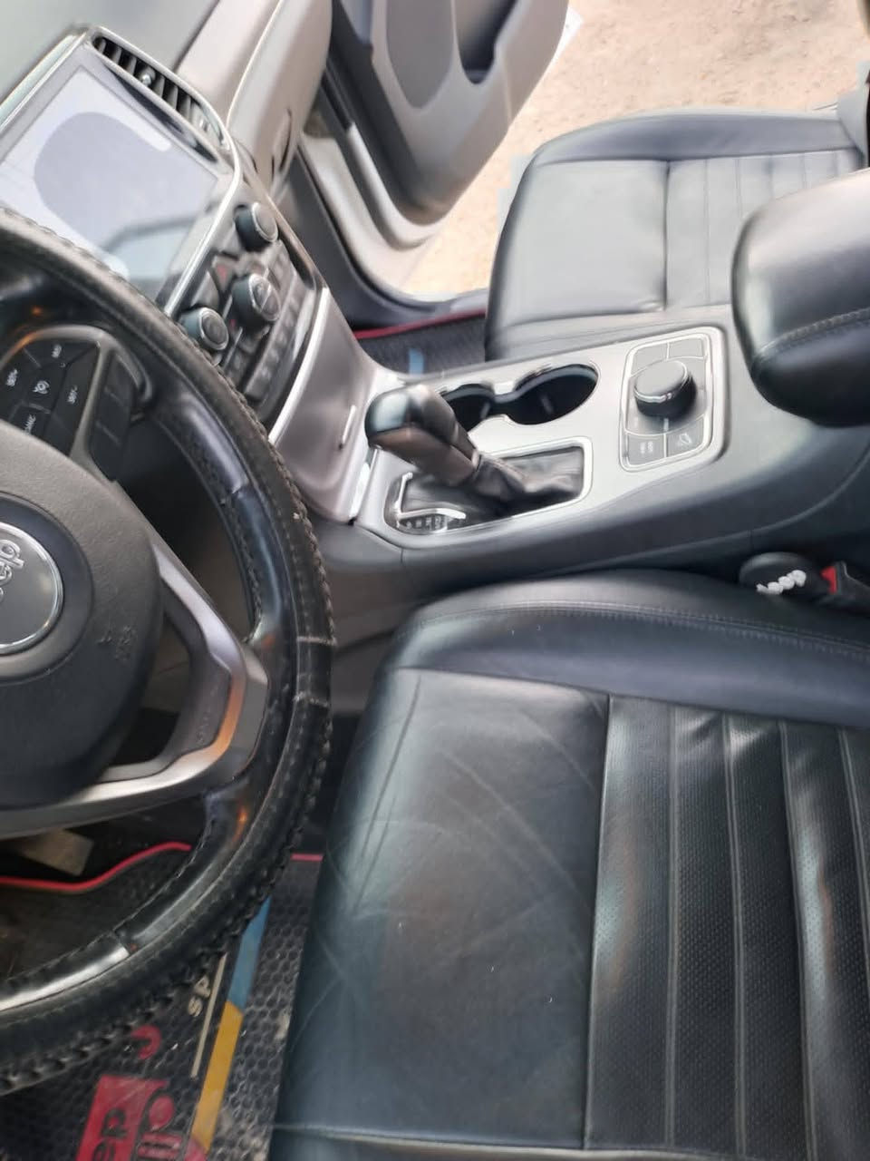 سلام عليكم للبيع جيب كراند شيروكي فئة لمتدد X
موديل 2020 
كل مواصفات الجيب بيها 
مراح أكتب كل المواصفات 
لان الشكل وأضح و مواصفات ال لمتدد x جناي الجيب يعرفها 
محرك 3600 v6
بانوراما 
رادار امامي 
رادارات جانبيه +تعتيم 
قياده ذاتيه 
اوتو بارك 
حساس أمامي 
حساس خلفي 
أصطفاف ذاتي
اطفاء ذاتي 
تنبيه الخروج عن المسار 
خمس وضعيات قياده 
كشن كهربائي + خزن ميموري 
كشنات تدفئه تبريد 
ستيرن تدفئة وتبريد 
سيتم صوت و دمام خلفي
‏  sport 
نضام ECO 
مانع انزلاق 
جنطه كهرباء 
دمام خلفي 
ماشيه  76الف 
السياره حادثها چاملغ وبنيد مال تحديث
السعر 240  وبيها مجال 

غير متواجد ع فيس ومكلف بنشر رقم صاحبها
***********
