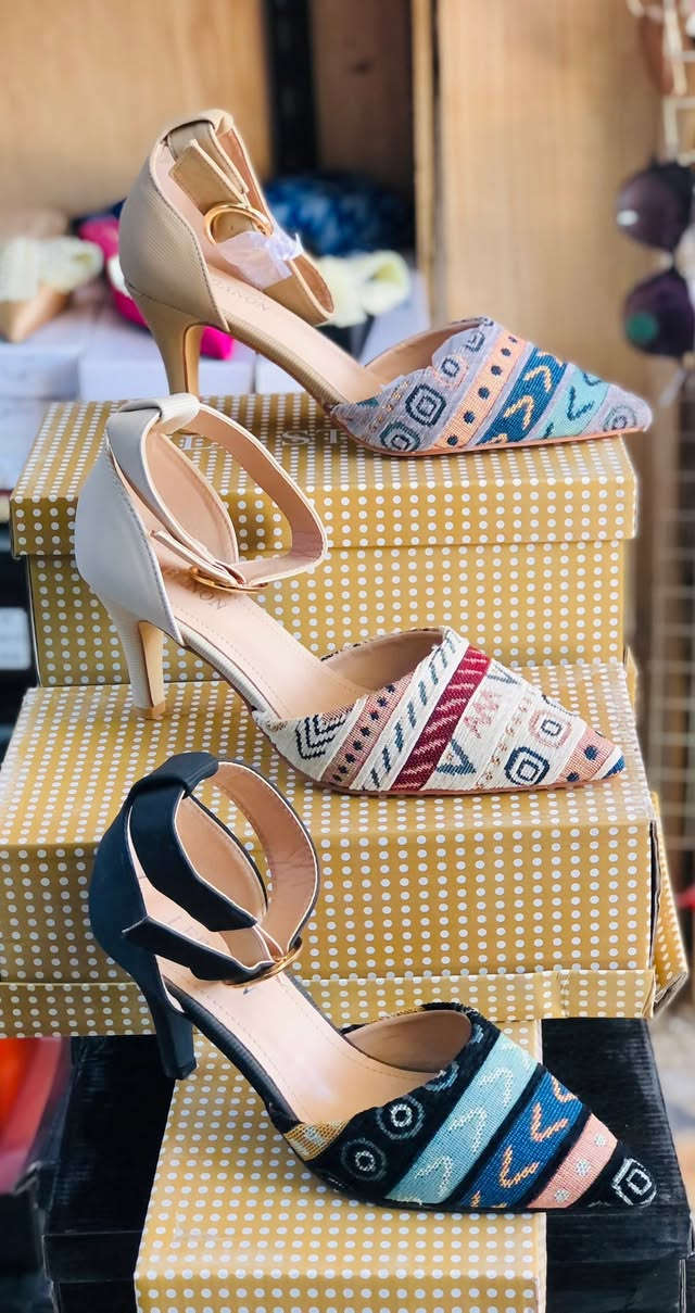 كعب 👠 نسائي اسعار مناسبه
٨ الف جميع القياسات العنوان 
الدوره حي الاثورين قرب شارع النادي 
السيدية قرب جامع الاقصى 
***********

