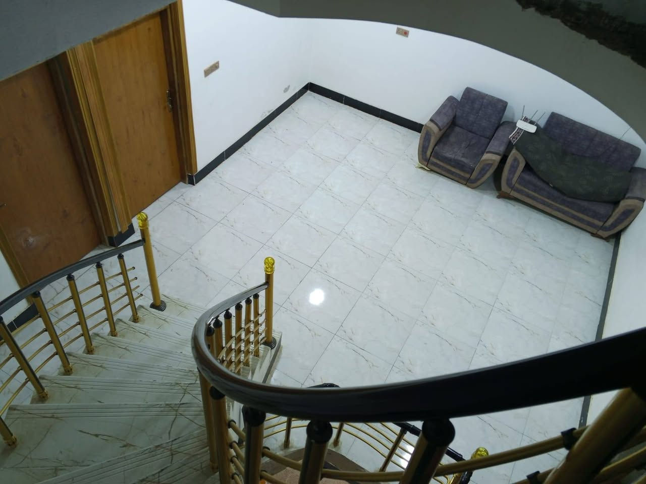 الدار للبيع 
المساحه ٢٠٠ متر موقعه حي الصحفين قرب فلكه القاضي  رقم الهاتف. ***********
