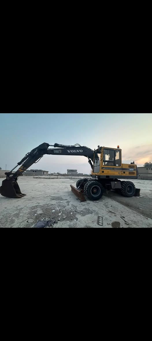 حفارة فالفو حجم وسط رقم أربيل كونوايا جميع شرط بدون کسر موديل 1998 سعرها 210عنوانها سنجار اكو سيارة مراوسة قابل***********
