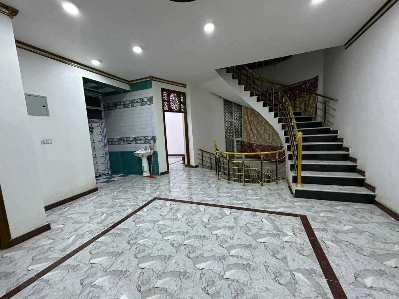 السلام عليكم العقار للبيع مساحة 300طابو ملك صرف للاستفسار الاتصال على رقم صاحب العقار ***********
