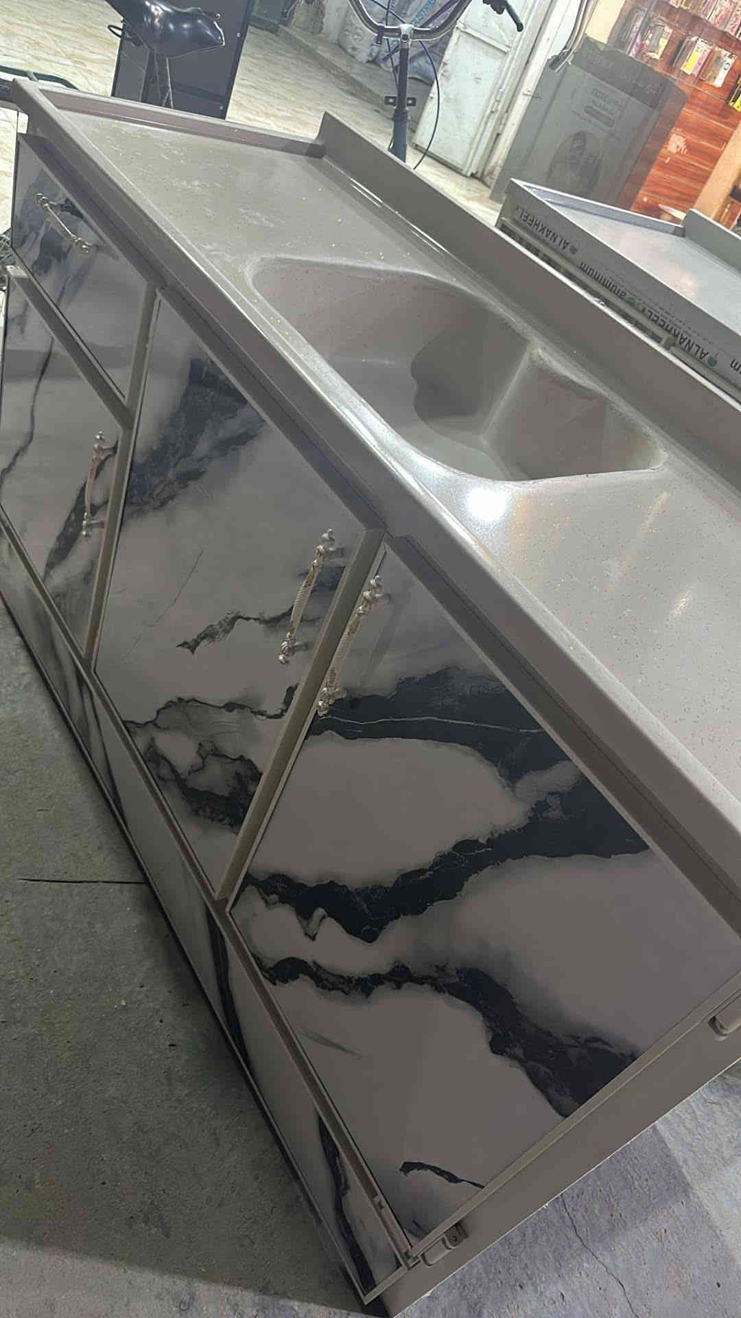 سنك مرمر مختلف الاحجام 

التاميم ركن آلمدينه معرض أثاث بيم
***********
