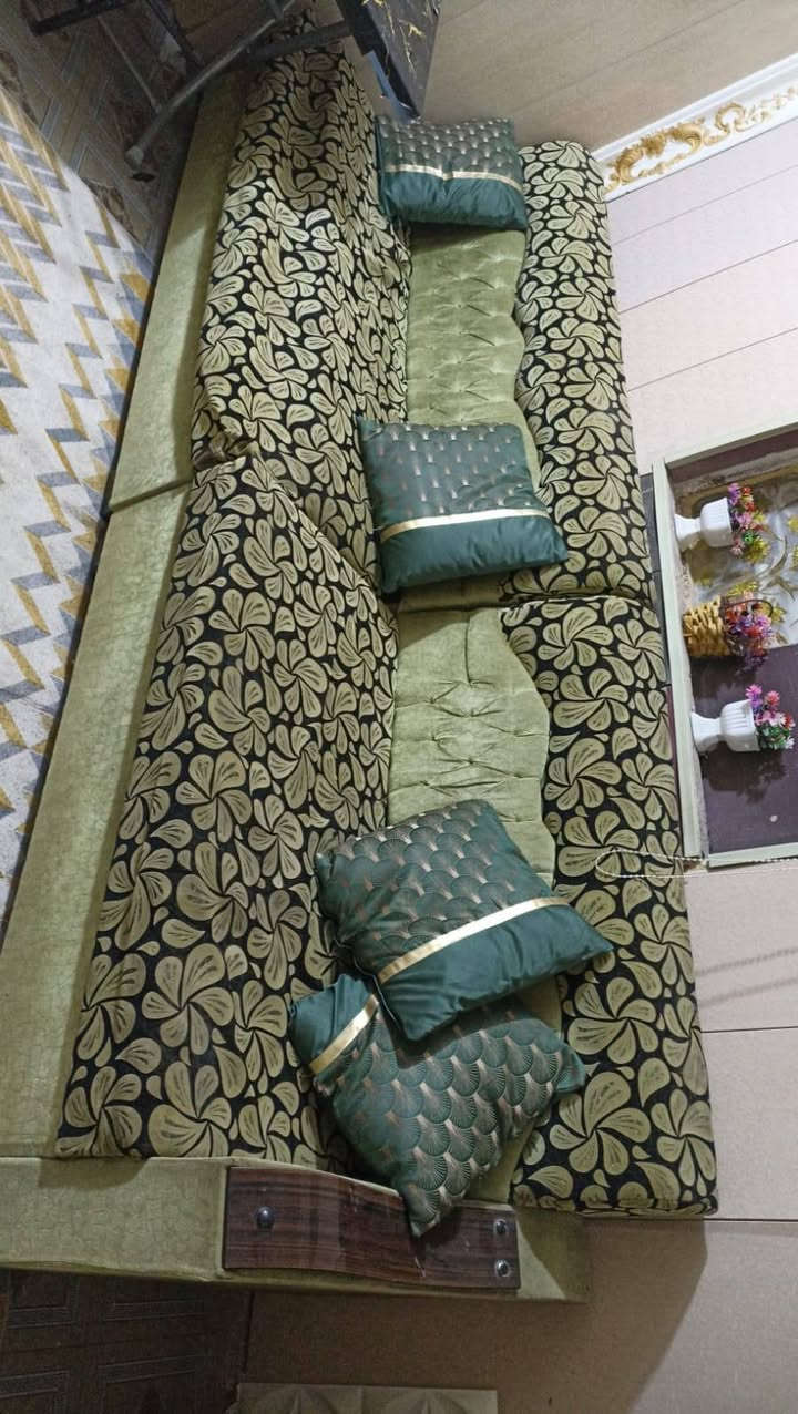 تخم للبيع 10 مقاعد طوله 680 
قطعه وحده فقط السفنج زاحف
رايده ب 140 الف 
عنواني حلة شارع 80 
*********** واتس اب
