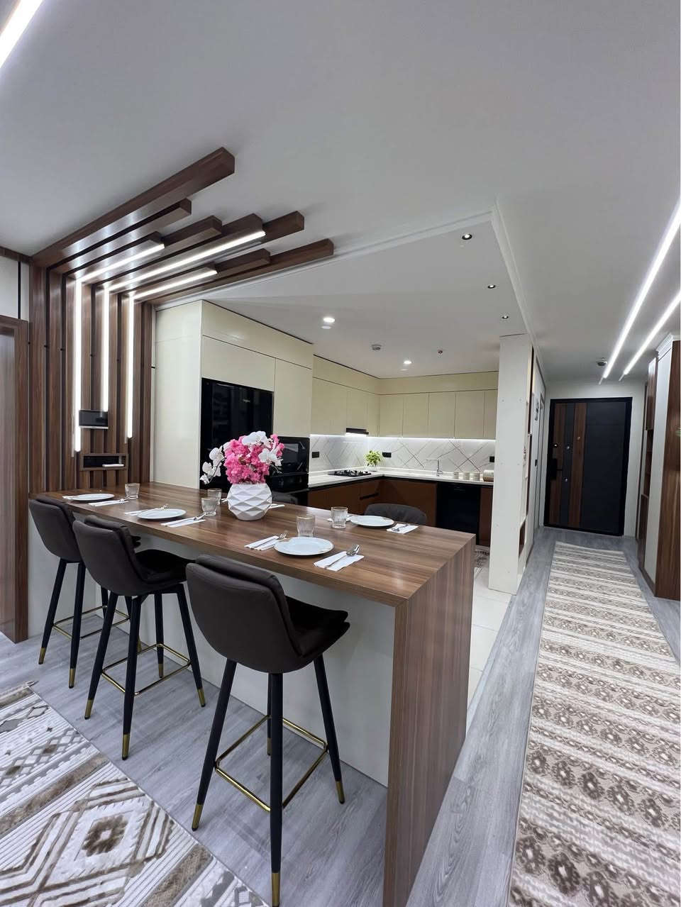 شقة للبيع باثاث غير مستخدم و ديكورات حديثة 
الشقة مساحتها 170 متر 
متكون من ثلاث غرف نوم 
و موقعها في اربيل مجمع واو تاورز علي شارع 100م مقابيل جامعة جيهان في المربع الذهبي 
و المجمع يوجد فيها جميع الاحتياجات و قريب علي كلشي  
عقارات الرفاهية
للأستفسار : *********** أربيل, العراق
