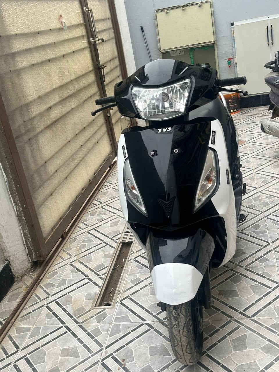 دراجه هندي tvs برغي ما مفتوح بيها شرط الفحص ***********
