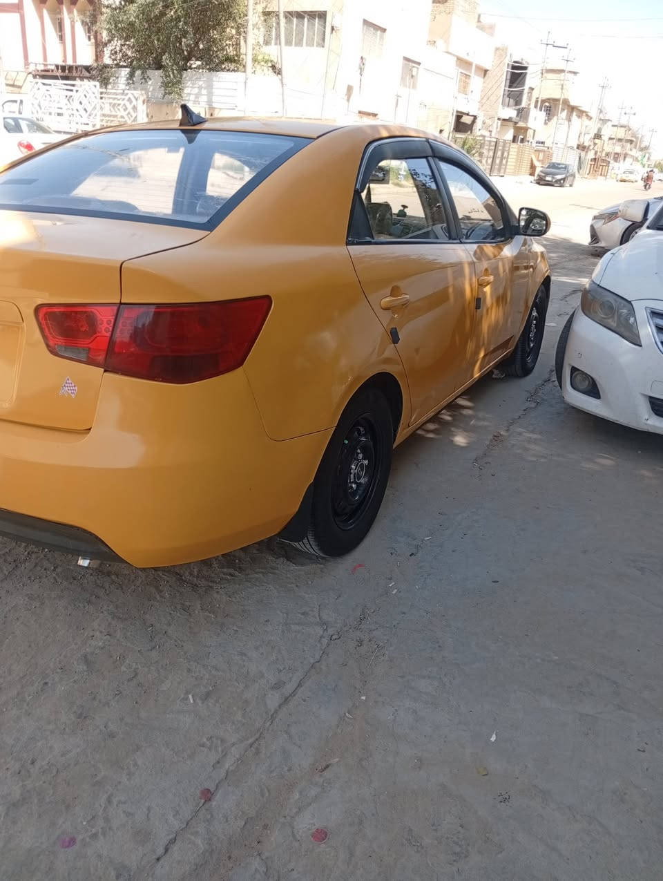 سيراتو خليجي موديل 12 بيهه طختين فقط وحده بلبنيد وحده بل جاملغ الامامي بدون دواخل والباقي مكفول مكينه وكير وتبريد وكهربائيات ودوشمه عام رقم بغداد نكليزي مصفره هيه وغرامات للبيع او مراوس وسعره 75 وبيه مجال حك الجيه 
مكانه بغداد البياع حي المواصلات واي استفسار على رقمي *********** كرار
