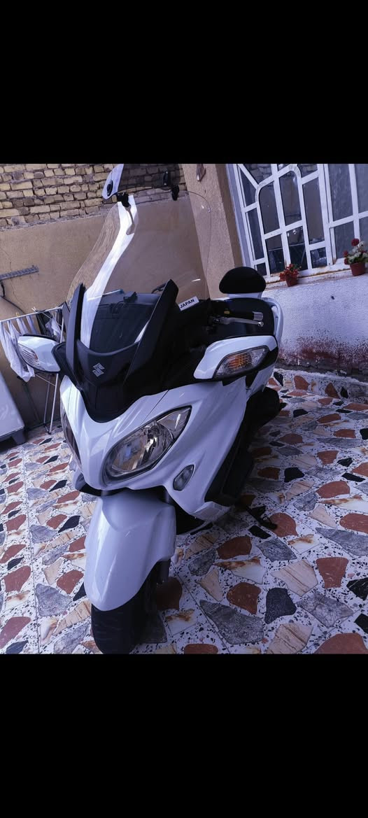 السلام عليكم شباب سكاي ويف 650 للبيع الدراجه نضافه فول مثل ما واضح  بالصور موديل 2017 فئة LX فول مواصفات تدفئه مقابض تدفئه كشنات مري شفط كهربائي جامه كهربائي انضمه قياده عادي +اوتو +بور  + abs باقي المواصفات معروفه  الدراجه مكفوله كفاله عامه المكان ميسان اي استفسار اتصل وتدلل ***********
