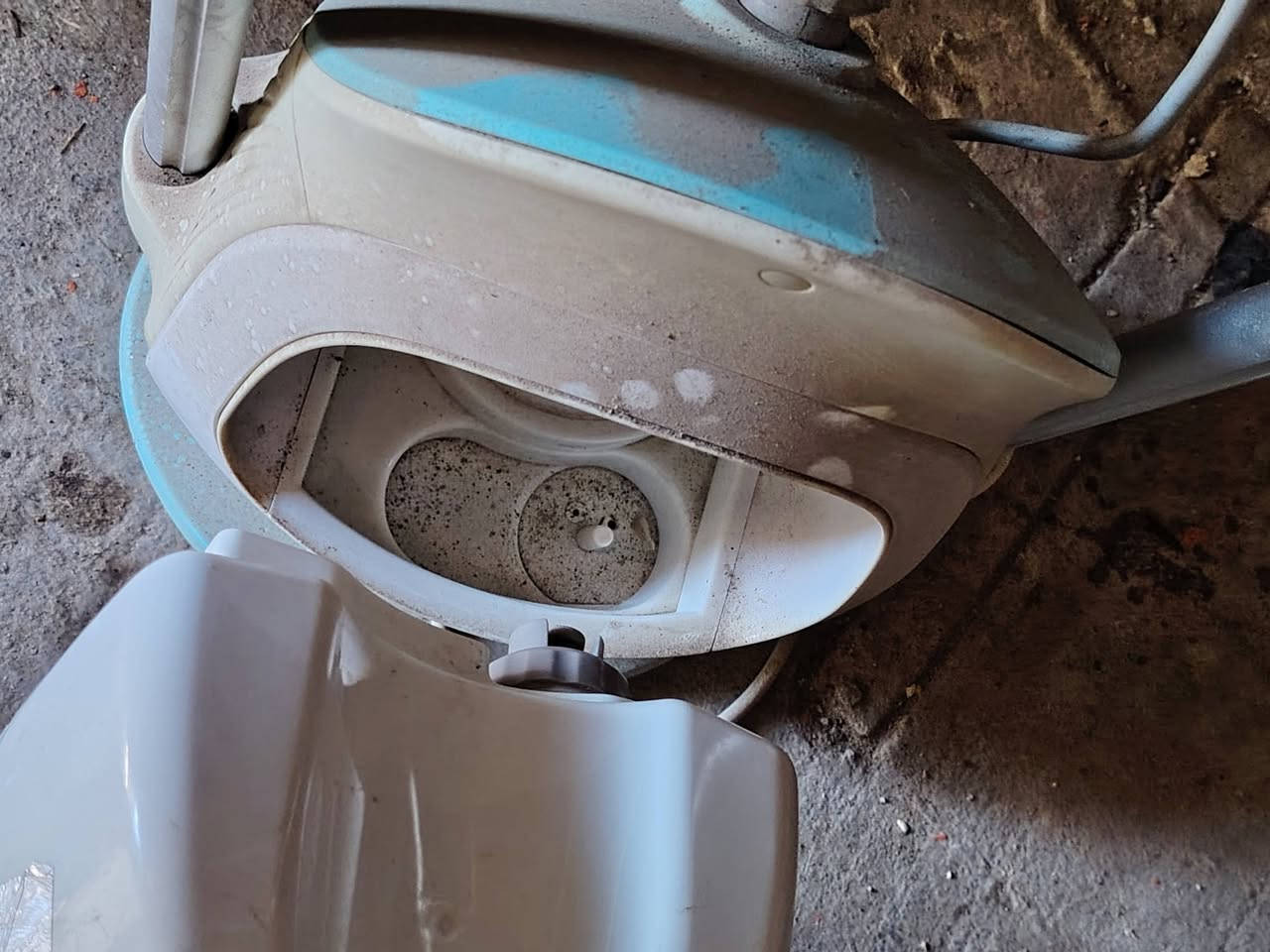 للبيع مكواة بخار عمودية (ستاند)
✔ تكوي الملابس بالبخار ✔ مناسبة للملابس، الدشاديش، الستائر✔ خزان مي كبير✔ تسخن بسرعة وتطلع بخار قوي

📌 الحالة: مستعملة (تحتاج تنظيف بسيط)📌 الشغل: تشتغل

💰 السعر: 30,000 دينار عراقي 

📍 المكان: البصرة معقل


**إذا كنت صاحب هذا الإعلان وتريد حذفه لأي سبب، رجاءا أرسل رسالة إلى الدعم الفني**