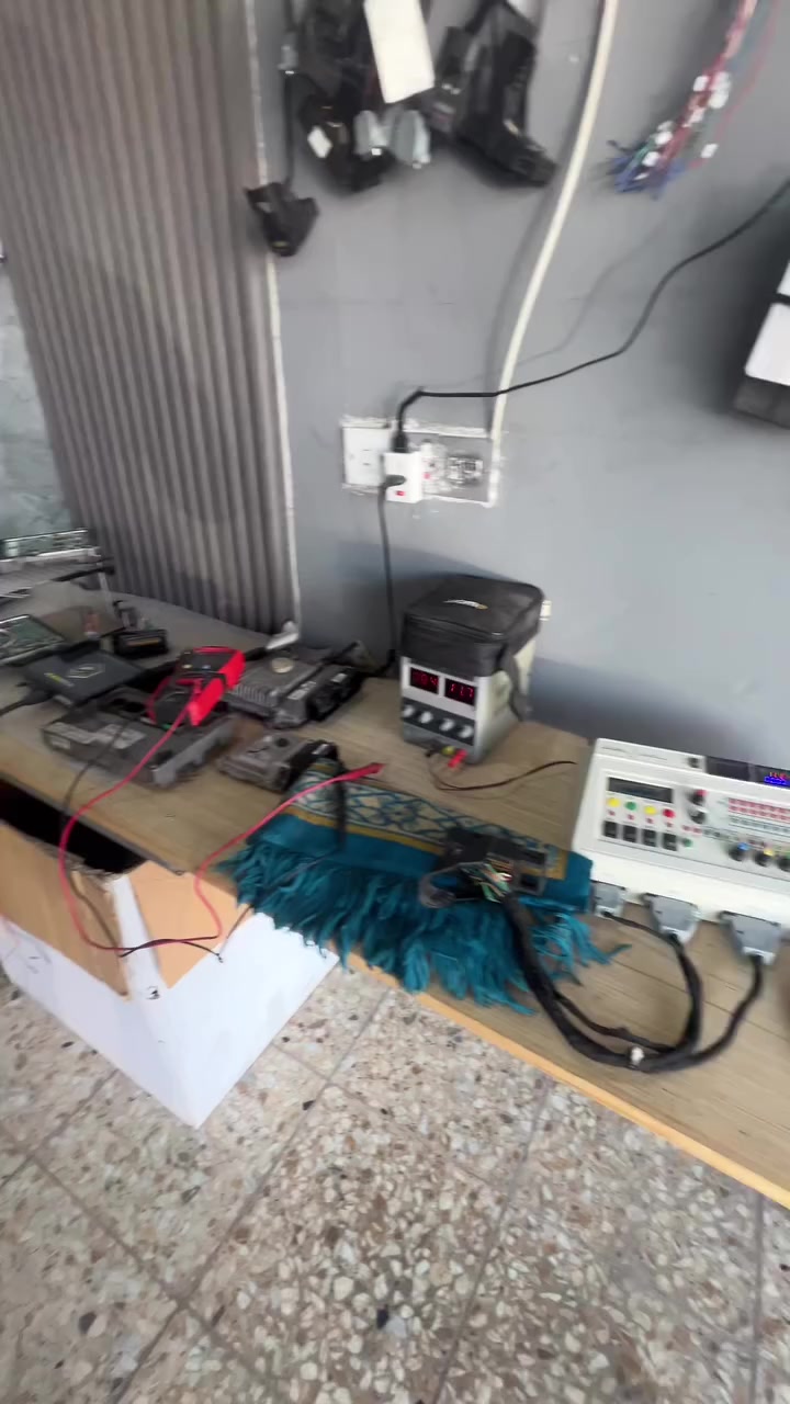 🔴دورة تدريبية احترافية في صيانة كنترول السيارات🔴
الدورة تتضمن ما يلي

🛑التعرف على العقول من خلال المظهر الخارجي والتعرف على نوع السوفت والهارد ونوع السيارة وموديلها كل هذا من خلال الليبل المثبت على العقل

🛑استخدام جهاز التيستر لفحص الكنترول بشكل مباشر لتحديد العطل ان كان في خط المجول او النوزل او خط الفيول بمب او الخمسة فولت
قسم السوفتوير وقسم الهارد وير

🛑التدريب راح يكون على استخدام المبرمجات الاحترافية
مثل الكيس ثري kess3
الفليكس flex
البت بوكس bitbox
المبرمجات المتوسطة
مثل الكيتاج ktage
Kess2 الصينية
المبرمجة الصينية pcm flash
مبرمجة الايرباگ cg70
مبرمجة التعديل الامريكية hp tuner

🛑راح يتعلم المتدرب قراءة وكتابة السوفتوير بطرق متعددة مثل الobd وال bench وال boot

🛑راح يتعلم التعديل بكافة انواعه من خلال برامج التعديل المتعددة 
مثل عمل الايمو اوف وحذف الاكواد والتعديل على خرائط الاحتراق والتعديل RPM والتعديل على مراوح السيارات

قسم الهاردوير 
🛑التعرف على القطع الإلكترونية داخل الكنترول 

🛑التدريب على طرق فحصها وقياسها

🛑التدريب على طرق اللحام والقلع
من خلال استخدام الكاوية والهيتگان
🛑تتبع مسارات  الدائرة الكهربائية داخل الكنترول من الفيشة الخارجية وصولا الى ايسيات البور

🛑تتبع مسارات الخطوط من خلال استخدام الافوميتر لمعرفة نقاط الاتصال بين الايسيات والبن اوت 
(فيشة العقل)

مدة الدورة تتراوح مابين 15- 30 يوم
بمعدل ستة ساعات يوميا 
الدعم الفني راح يكون مستمر بعد الدورة

موقع الدورة بغداد الجديدة 
مدخل الحي الصناعي من جهة القناة
او فرع حلويات الدرويش
الحجز محدود لاربع اشخاص فقط للدورة

الدورة باشرافي مهندس هيبت
واشراف المهندس باقر المياحي

***********
