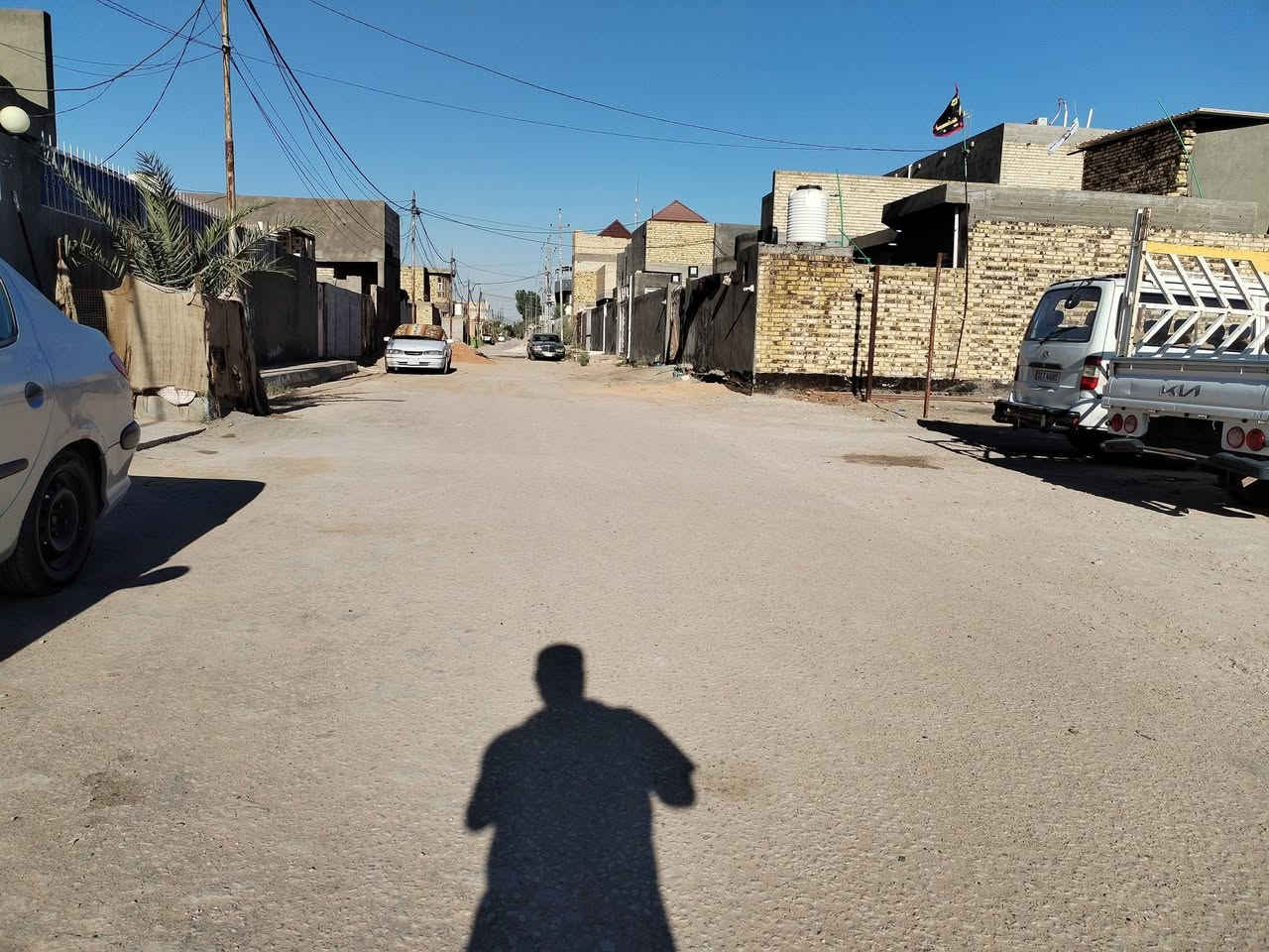 بيت للبيع المساحه ٢٢٠م يحتوي على غرفتين نوم واستقبال كبير ٥ في ٩ وصاله ٥ في ٧ ومطبخ ٥ في ٤ وصحيات داخلية وخارجية مكشوفه عدد ٢ بناء طابوق
 اساس وسقف كونكريت البيت عالي عن الشارع تبليط بالباب مكان كلش راقي وهدؤ كافة الخدمات موجوده للعلم البيت مشمول بقرار الطابو العنوان الكوفة علوة الفحل شارع الزوار عمود ٤٥ وتنزل شارع تبليط السعر ٧٥ اي استفسار الاتصال على الرقم ***********
