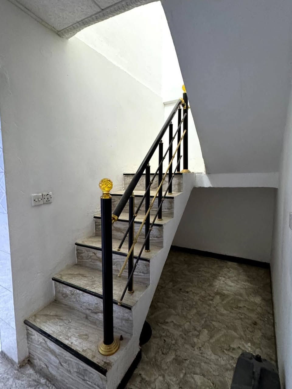 دار للبيع طابو سكني ملك صرف
الموقع : الدورة نهاية الميكانيك شارع ال ١٢٠  قرب مدرسة ذات النطاقين قرب السرية
المساحة : ٨٨ متر ( نزال ٢٠ م * الواجهة ٤.٤٠ م)
طابقين 
الطابق الاول:  استقبال+ صالة+مطبخ+ صحيات
الطابق الثاني : غرف عدد ٢

للاستفسار 
***********‪ 
077‪12635423
