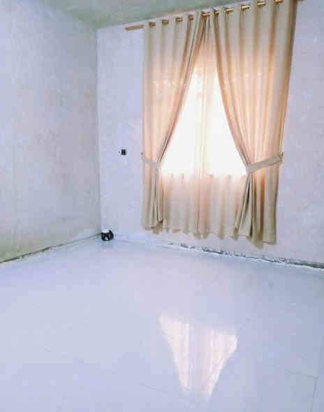 بيت مساحه ٢٠٠م واجهة ١٠ ونزال ٢٠بناء ٢٣ طابو زراعي سند ٢٥ وبي وصل معاملة تحويل جنس عقار 
محولة انترنت  المشروع الوطني مقابل الباب بالضبط وعن قريب محولة تنشد بالركن 
 البيت في ابي غرق شارع الامام حي السلام قطع هيثم الجبوري ثالث فرع ثاني بيت بعد الركن 
محتويات البيت غرفتين نوم الاثنين نفس القياس 4*4ونص وصالة مساحتها 5*8 واستقبال 5*6 ومطبخ 4ونص*4ونص  البيت مثل ما مبين بالصور بي نواقص   والدرج الواجهه موجودة والازارة 10سم أيضا موجودة  
نواقصه
بوب وأرضية كراج وواجهه والسطح فقط مزفت ينباع بنواقصه ياااريت فقط الشراي يتفضل يراسل أما الدلالة والي يجي يسولف بالنواقص ليجي افضل 
السعر 85 وبي مجال بسيط
80 ما ابيع اخوان بلا احراجات بارك الله بيكم
رقمي ***********
