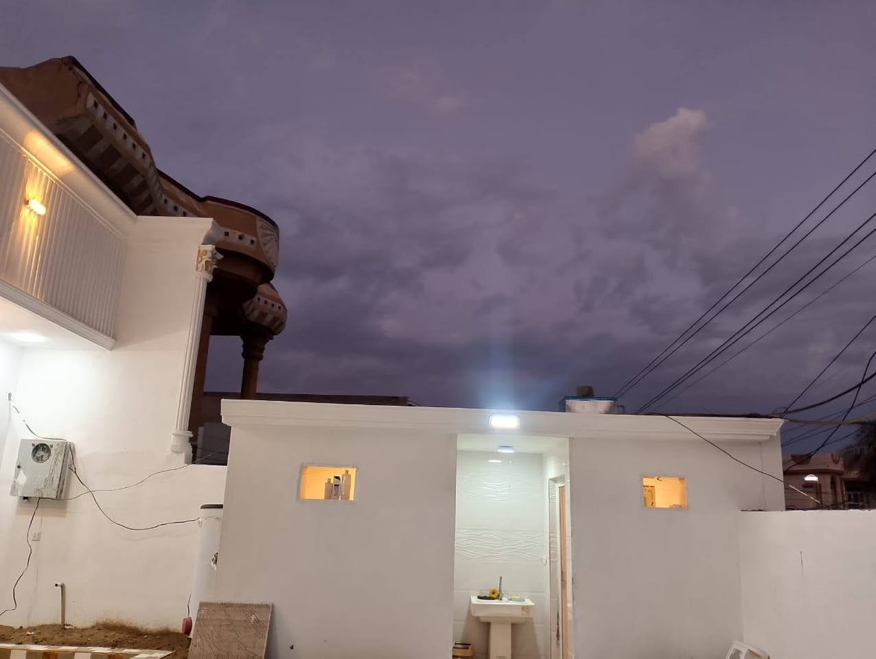 #دار للبيع بناء جديد
العنوان : تكريت القادسية 
قطعة 500 مقابل اسواق النور مول 
#المساحة 10☆30=300متر  شارع 15 
يحتوي على  3 غرف نوم واستقبال
 ومطبخ حار بارد  سيراميك وصحيات عدد 4 
حديقة داخلية وخارجية وكراج سيارة 
#السعر المطلوب《 165  مليون  》قابل للتفاوض 
#للاستفسار الاتصال على الارقام التالية
***********
***********
#مكتب دجلة للعقار ....
