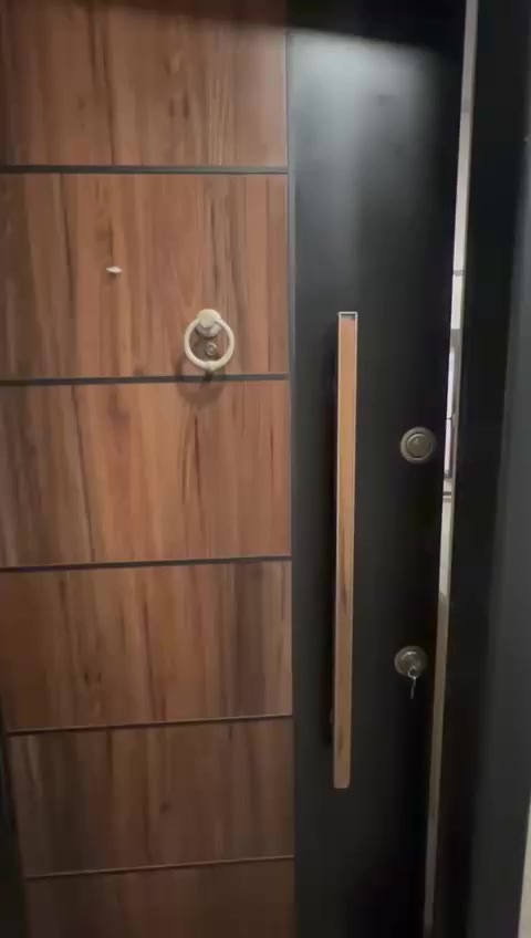 للئيجار شقة بلقادسية طابق اول تحتوي على غرفتين وصاله ومطبخ وهول وحمامات عدد ٢ديلوكس للئيجار بالشهر ب1000$للئستفسار الاتصال بالرقم ***********
