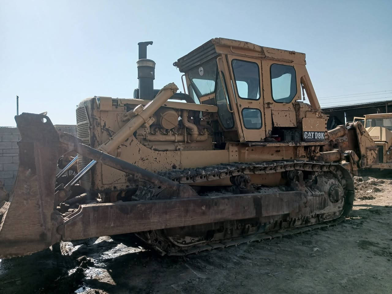 بلدوزر للبيع رقم بغداد لماني محرك سايس ٢٥.  ***********
