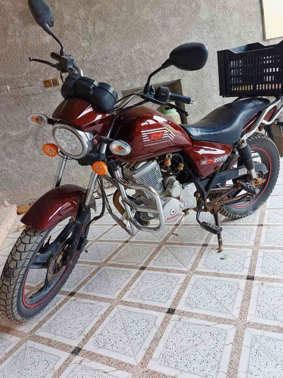 للبيع: موطور AH "جوكر" ناصي - وحش الطريق ينتظرك! 🏍️
لعشاق النظافة والأداء العالي، موطور AH ناصي (جوكر) بمحرك نشط جداً وجاهز للعمل.
​المحرك: 200 CC (ما شاء الله، عزمة توب).
​الموديل: 2020.
​الأوراق: أصولية وكاملة (موجودة).
​الحالة الميكانيكية: فقط خلي بانزين ودهن وتوكل على الله، الموطور ما يحتاج أي مصاريف.
​ملاحظة للأمانة: الستان الصفح جان مكسور وتم لحيمه (كما موضح بالصور) وما يأثر على المشي نهائياً.
​💰 السعر: تعال خاص وما نقصر وياك، تدلل.
📍 العنوان: صلاح الدين - الدجيل - خلف مركز الشباب (شارع النجارين).
📞 للتواصل: *********** (متوفر واتساب / تليجرام / ماسنجر).
