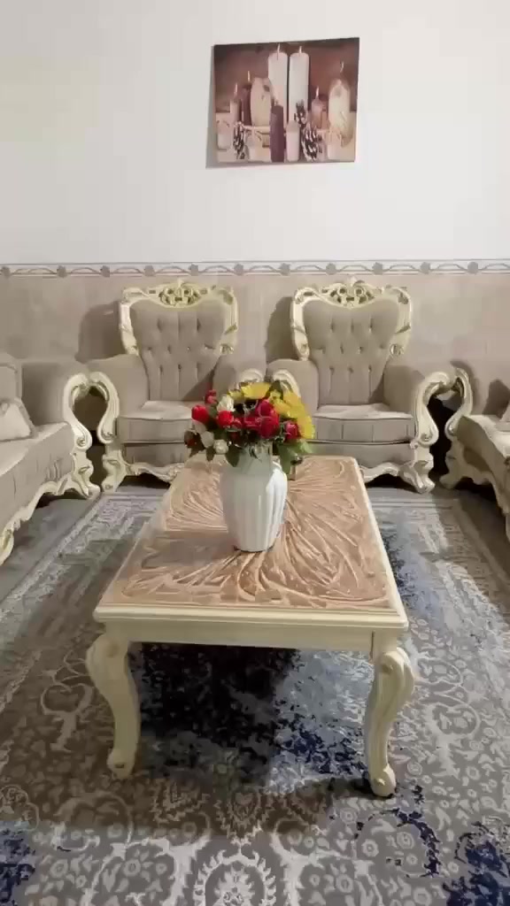 تاخم قەنەفەی کلاسیکە بۆ فرۆشتن
زۆر زۆر نوێیەو خاوێنە کەم کاری پێکراوە تەنها بۆ جوانی دانراوە و مێزەکانی خۆی لەگەڵ دایە و پاک و خاوێنە
٢ قەنەفەی گەورەو ٤ تاک لە خۆ دەگرێت 
شوێن چۆمان نرخی ٧ وەرەقە معامەلە


**إذا كنت صاحب هذا الإعلان وتريد حذفه لأي سبب، رجاءا أرسل رسالة إلى الدعم الفني**