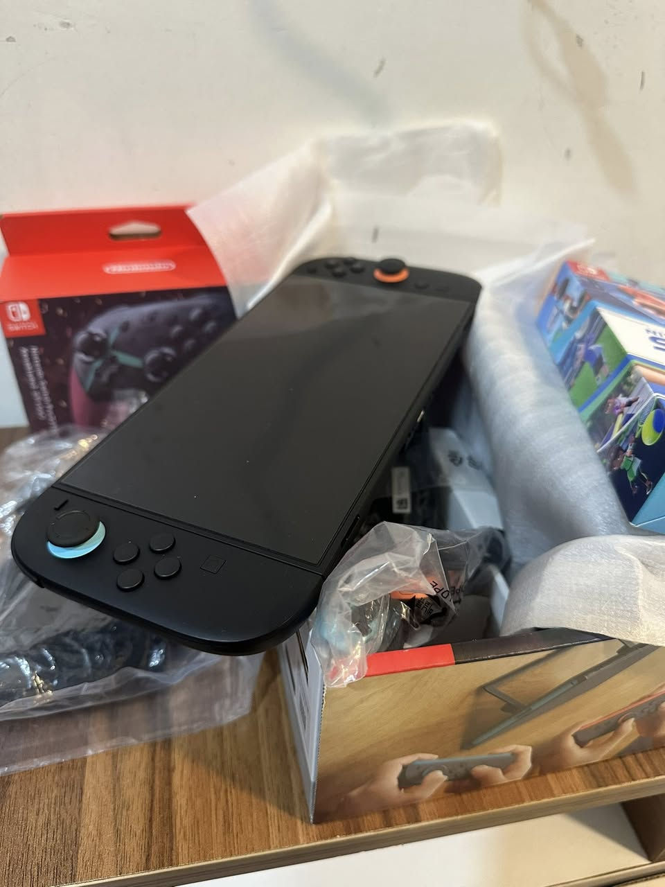 سلام عليكم شباب للبيع Nintendo Switch 2 جهاز غني عن التعريف استعمال قيليل جداً نظافه فول لا شخط لا ضربه ابد نظيف فوك ما تصور اخو الجديد غراضه كله الاصليه مال كارتونه بعدهن بل چيس مالتهن النظافه كلش عاليه  
+جوستك اصلي + لعبتين فيفا26 و ماريو سسب البيع عدم التفرغ اله 675 الف للتوصل خاص او ***********
