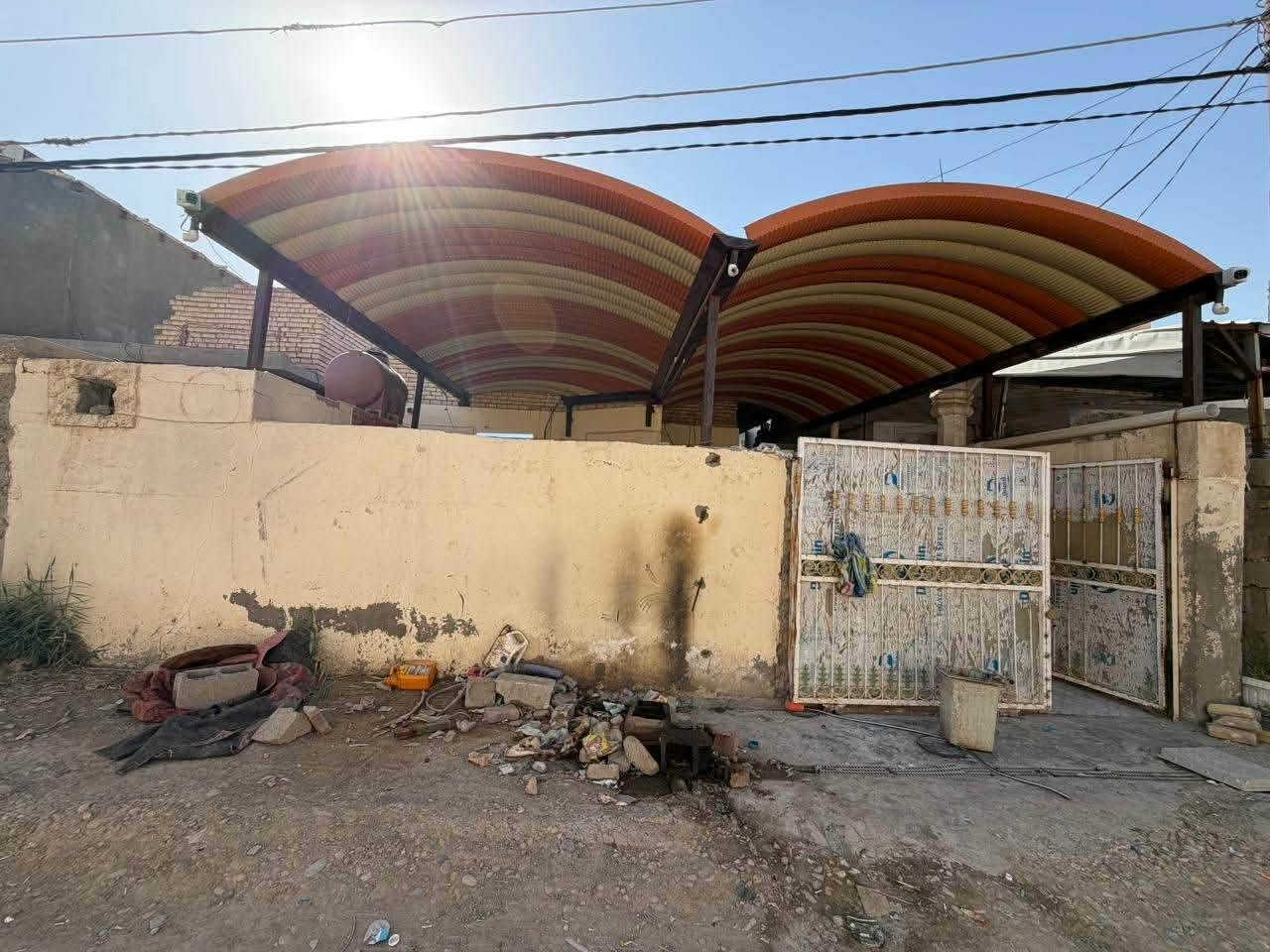 دار سكن زراعي قانون ٢٥ مساحته ٢٠٠ م حي الكرار بناء بلوك والسقف عكاده يحتوي الطابق الأول ع ١ غرفه نوم واستقبال ومطبخ وصاله وصحيات والطابق الثاني ١ غرفه نوم وصاله مجاري كامله ومعامله ماشيه بالبلديه للإستفسار مراجعه مكتب القريني للعقار الجمعيه بالقرب من السايدين *********** او ***********
