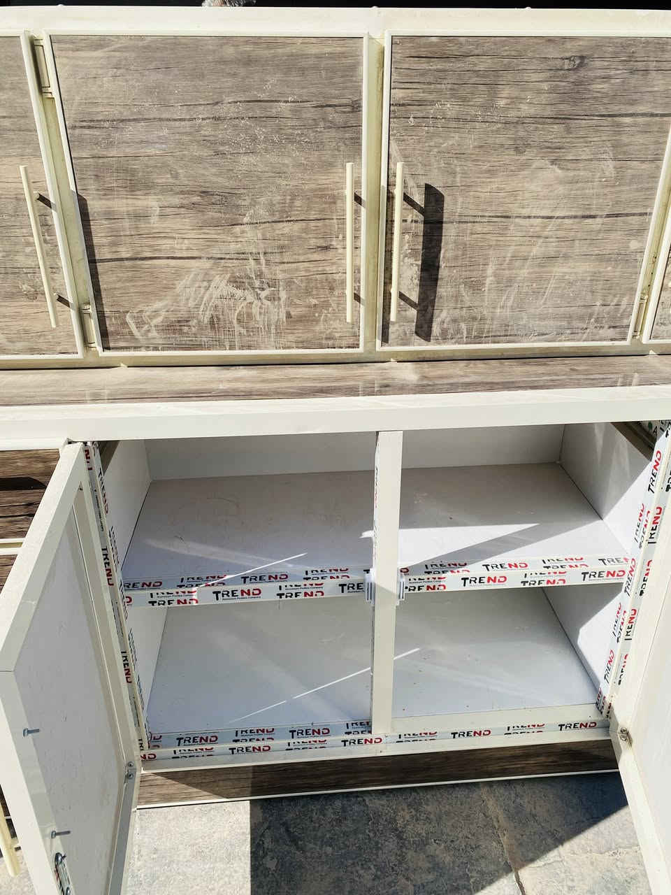 السلام عليكم 
كاونتر مترين وملحقه +سنك متر ونص 
نضيف كلش لا كسر ولا ايي شيي 
السعر 300 وبي مجال العنوان بغداد شارع فلسطين 
***********
