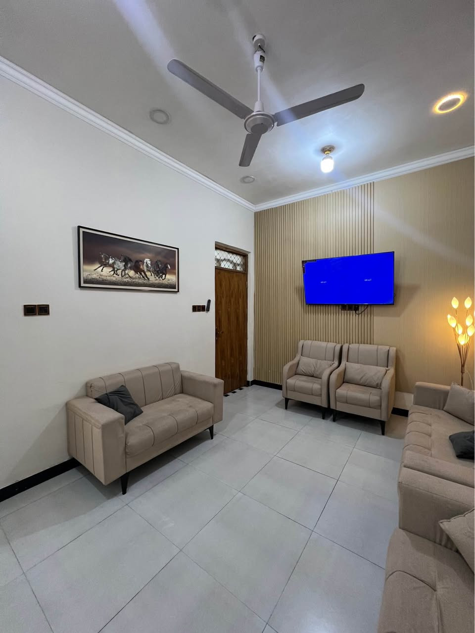 السلام عليكم دار للبيع مساحة 100 م منطقه حجي حسن دكتور حميد اول فرع منطقه حلوه هادئه   البيت معروض مع الاثاث. بناء 2025  شرط كله درجه اولى  اي استفسار اتصال ع الرقم *********** عمارة, ميسان
