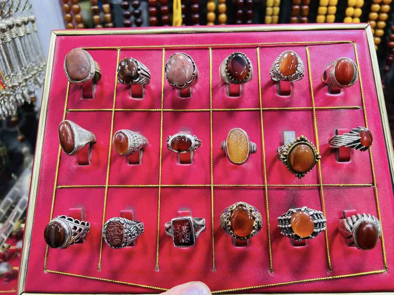 اللهم صلي على محمد وآل محمد
خواتم للبيع شلع احجار اصليه شرط فضة خالص شرط 
سعر الخاتم 40 الف 80 قطعة *********** سيد كرار الغالبي
