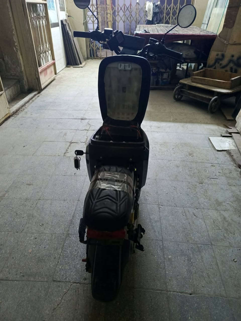 السلام عليكم دراجة شحن R8 حسين عالمية للبيع صار شهر ماخذهة
استاند تعليك واستاند جانبي 
مرايات ومثبت سرعة وبطاريات جدد الله شاهد كلشي مناقصها كاملة 
سرعة 65 حقيقي 
لاستفسار او الشراء مراسله الرقم ***********
