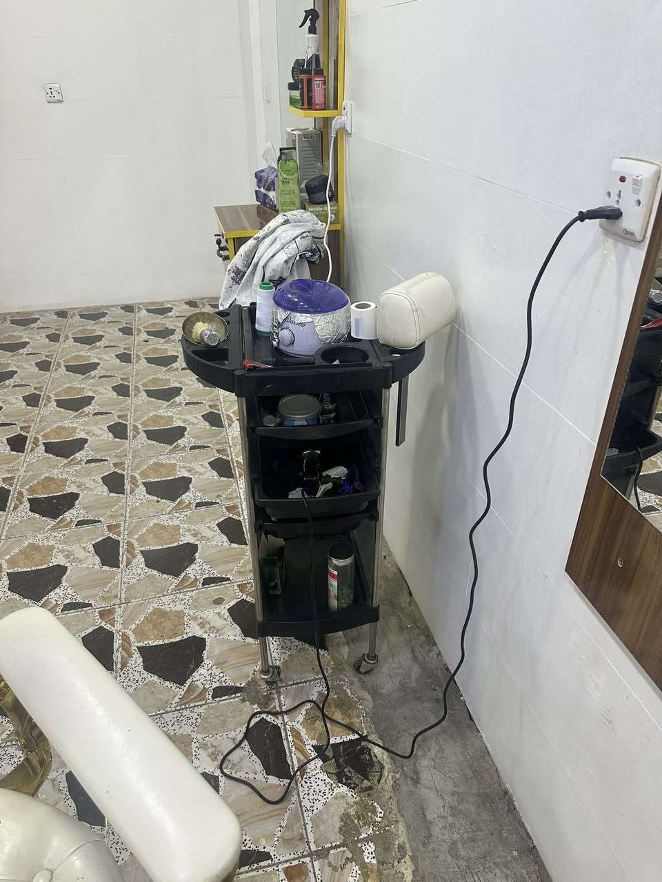 غراض  محل حلاقه للبيع قنفه عدد2 كرسي حلاقه ملكي مراية عدد2 مغسله ومبردة  كامل بسعر ٨٠٠الف رقم موبايل ***********
