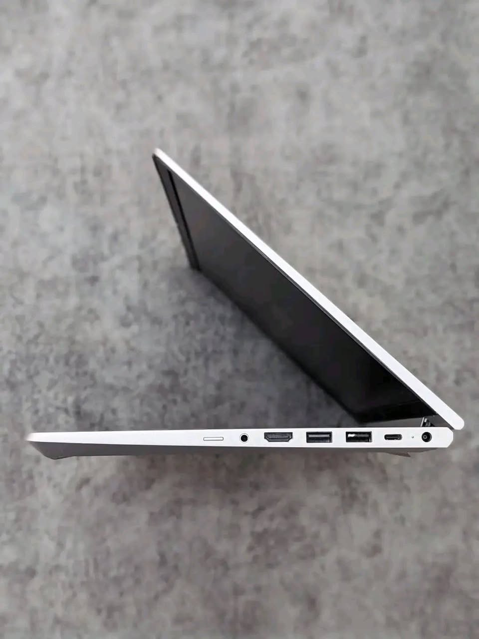 لابتوب hp
‏جهاز نحيف خفيف الوزن  بكارت شاشة منفصل 2 كيكا
‏
‏المعالج: AMD RYZEN 5 PRO 5650u جيل 12 
‏الرام: DDR 4  8 GB RAM
‏التخزين: SSD NVME 256 GB
‏الشاشة: 14.1 FHD IPS
‏كارت شاشه: AMD RADEON VEGA 6
‏المنافذ: USB, TYPE C, HDMI
‏ 
‏لابتوب اوبن بوكس ملحقات كارتونه + شاحنه + جنطه
‏السعر ٤٠٠ الف


**إذا كنت صاحب هذا الإعلان وتريد حذفه لأي سبب، رجاءا أرسل رسالة إلى الدعم الفني**