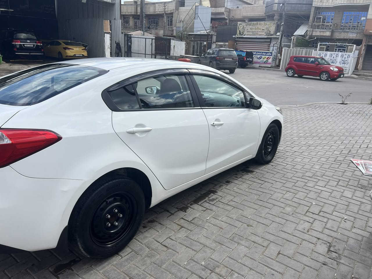 سلام عليكم كية سيراتو موديل 2015 محرك 1600 دوش سياره خليجي بسمي مشروع وطني رقم بغداد جديد هزه جديد سنويه 2031  كير محرك تبريد مكفول بيه قطعه وحده صبغ مكانين بارد اي نقص مابيه مواصفات 
لد امامي 
تحكم استرين 
شاشة / كأمره 

العنوان بغداد آلشعب حي التجار السعر (123) بيه مجال بسيط 
***********
