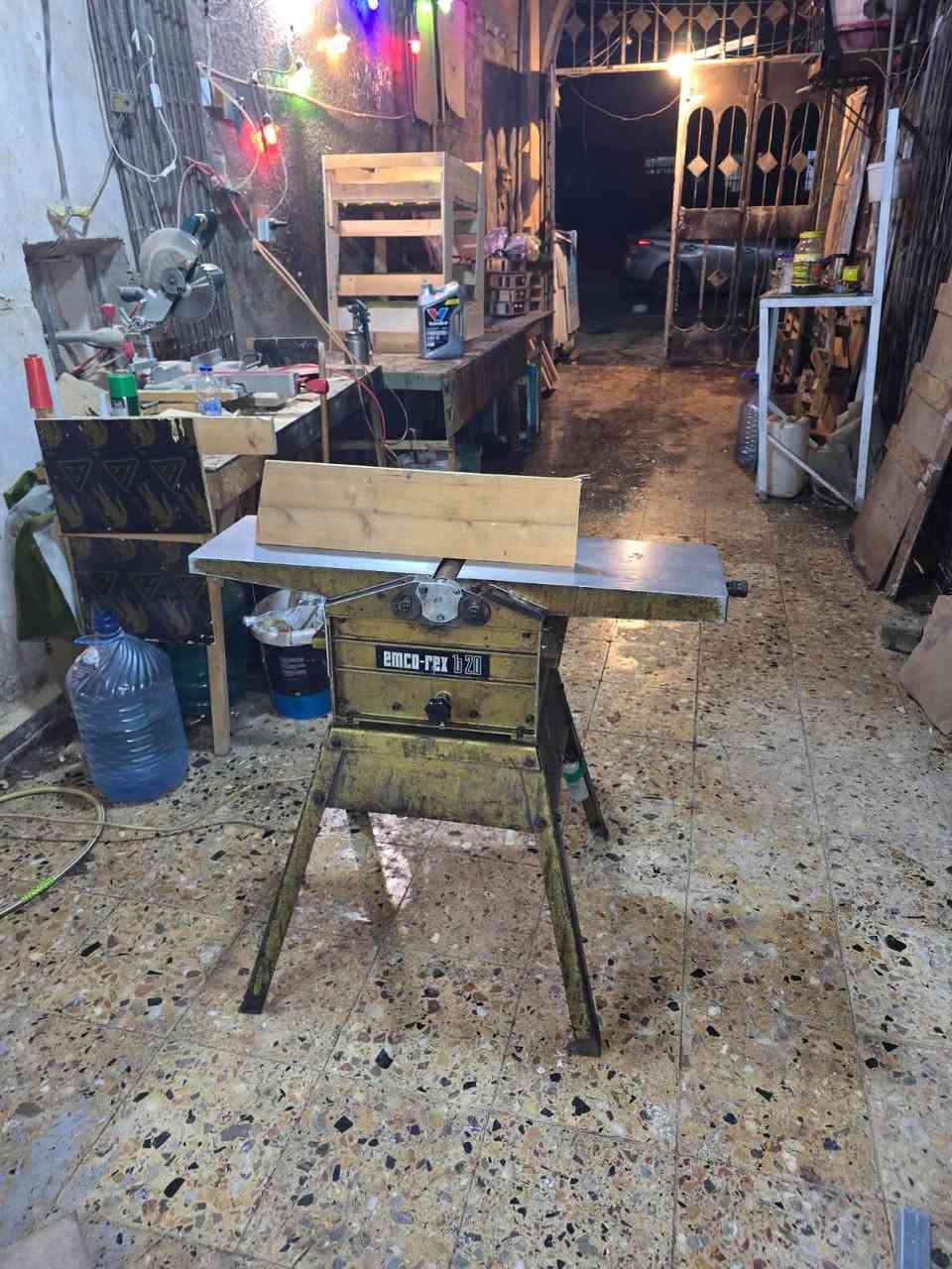 سلام عليكم عدي رنده ودبل بلاديه وزنه اكثر من ٨٠ كيلو صناعه نمساويه سنه ١٩٧٨ قطعه اثريه صارله ٥٠ سنه ماملعوب بيه براغيه بعده علقديم ياخذه ضل ويا طول عمر سعر علخاص *********** مكان بياع مقابيل مصرف رشيد
