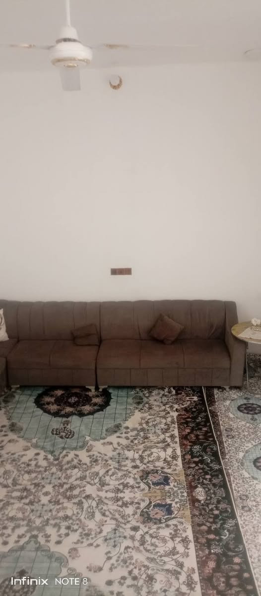 سلام عليكم
بيت بحي الشهداء محجوز اسكان 
مساحه 125متر 
مطلوب 42
تسديد ل شهر 210
السعر 50 
بي غرفة وصالة واستقبال ومطبخ وحمام داخلي وخارجي 
*********** اتفاصيل
