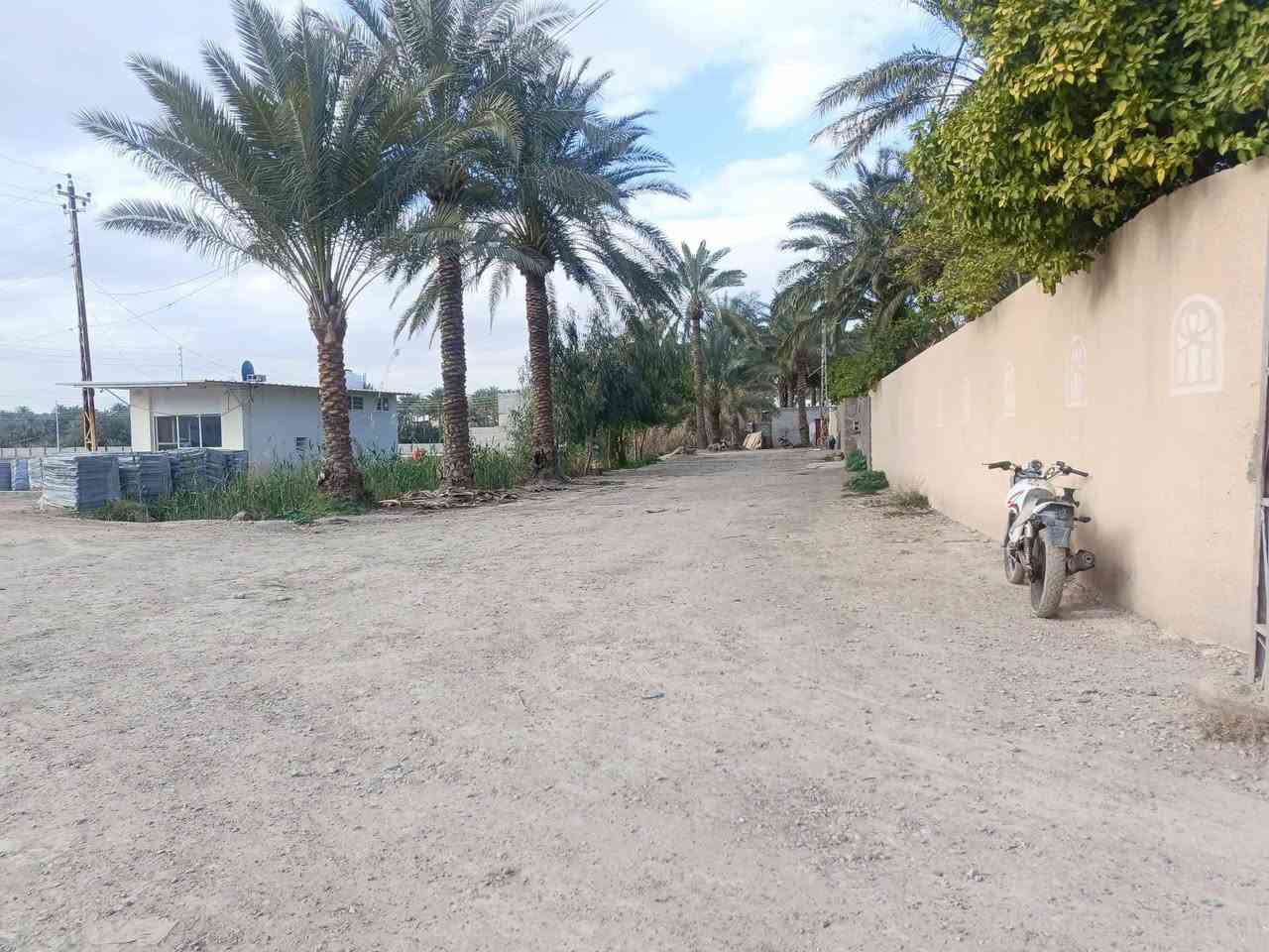 بسم الله الرحمن الرحيم
على بركة الله تم العمل بانشاء المقرنص في الشوارع الخاصه بمجمع الحمداني 
اغتنم الفرصه وسارع باستثمار شراء قطعه في موقع مميز متوفره كل الخدمات 
مجمع الحمداني الانسب والاجمل 
ماء 
كهرباء اناره ذكيه
شوارع مقرنص اجمل من التبليط
ملك صرف زراعي ٢٥ + اقرار كاتب عدل
يبعد عن الشارع العام ٥٠م
الاسعار مناسبه حاليا
تبداء من ١٤ مليون  الى ٢٠ مليون  حسب القرب 
علما القطع مقسمه ٢٠٠م
العنوان الخالص نهاية شارع الجنسيه 
جديدة الاغوات 
للاستفسار  مع ابو عراق
***********
***********
