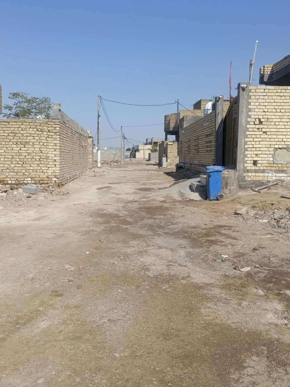 السلام عليكم 
قطعة ارض للبيع العنوان الحميديه شارع سيد عوده 
قرب ملعب علي مردونه 
المساحه 200 متر 
السعر 17 
رقم الموبايل ***********
