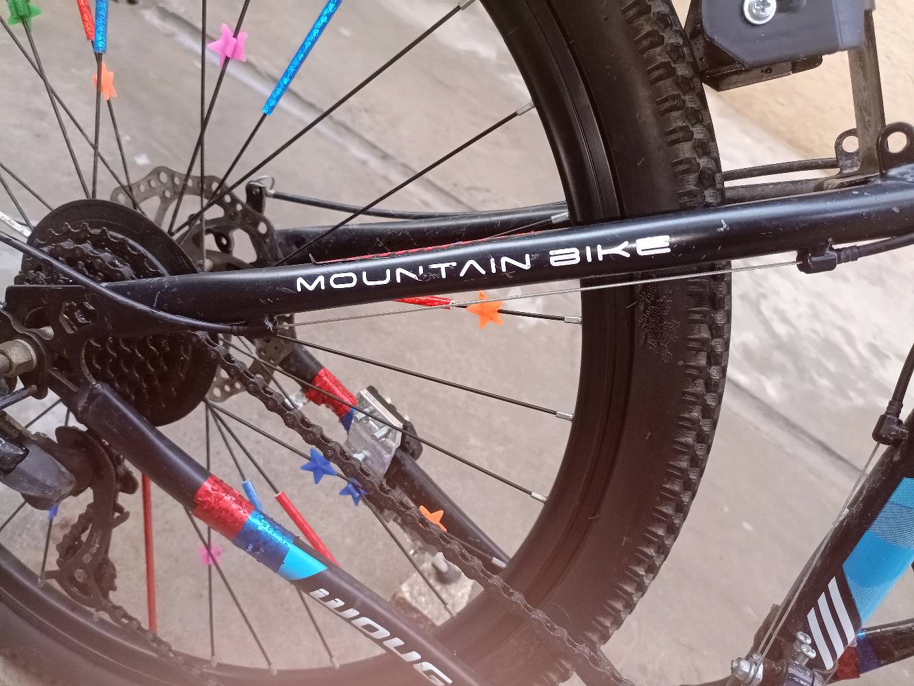 السلام عليكم 
عندي بايسكل رياضي (سوبر بايك WOUG) فول مواصفات وإضافات،
​مواصفات البايسكل والغراض التجي وياه:
​دبلات أمامية
​ضوء ليزري شحن (بي هورن وجهاز إنذار ضد السرقة).
​ستاند موبايل مع الشفقة مالته.
​جنطتين وتلبيسة كشن 
​البريك الأمامي دسك شغال 100%، والبريك الخلفي الدسك مالته موجود بس ينرادله تصليح
​البايسكل نظيف وجاهز
تعالي خاص اذا تريد اصور غراضه
قيم واخذ
أين مكان تواجد الدراجة؟: 
بغداد الكريعات
هل الدراجة تحتاج إلى أي صيانة؟: 
نعم البريك الدسك الأمامي
هل يوجد توصيل داخلي؟: 
نعم داخل الكريعات مجاناً
هل تقبل المبادلة؟: 
نعم بدراجة x900 وانطي فرق