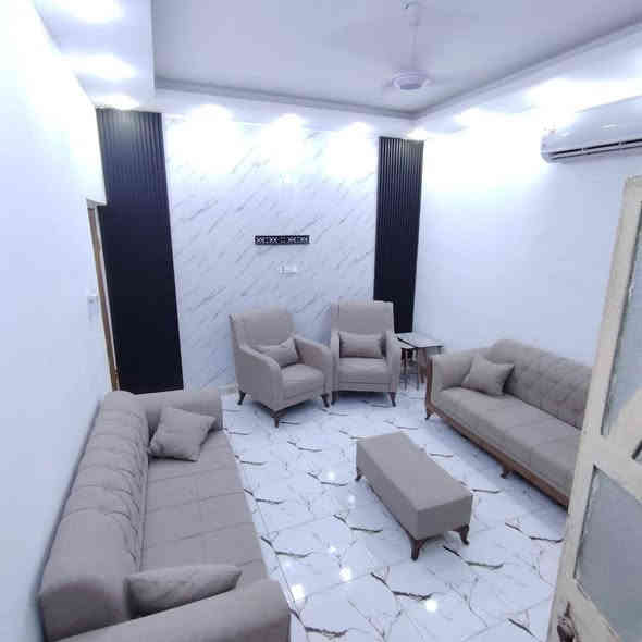 بيت للبيع 
 مساحة الارض 200 م ومساحة البناء 130 متر
طابو زراعي اصولي ونسخة من الطابو الاصلي
علما المالك سهم بالطابو
طابق واحد ونظيف جدا تجي وتشوف بعينك ويحتوي على 
تفاصيل البيت 
2 غرف منام 5×4 +ديوانيه +موزع 3×6
مطبخ +صحيات داخليه منفصلات 
طارمه كبيرة +وكراج يسع سيارتين
بتلو طابوق متر +رباط ارضي
رباط داير مداير البيت 
السقف كونكريت مسلح
 العنوان / البصرة شط العرب .الجزيرة. باب الهوى قريب على المجمع الطبي يبعد عن الشارع العام 700 م  
السوك قريب وسناتر خير من الله 
مخابز وافران قريبه
السعر / 70 مليون وبي مجال 
واتساب فقط 
***********
