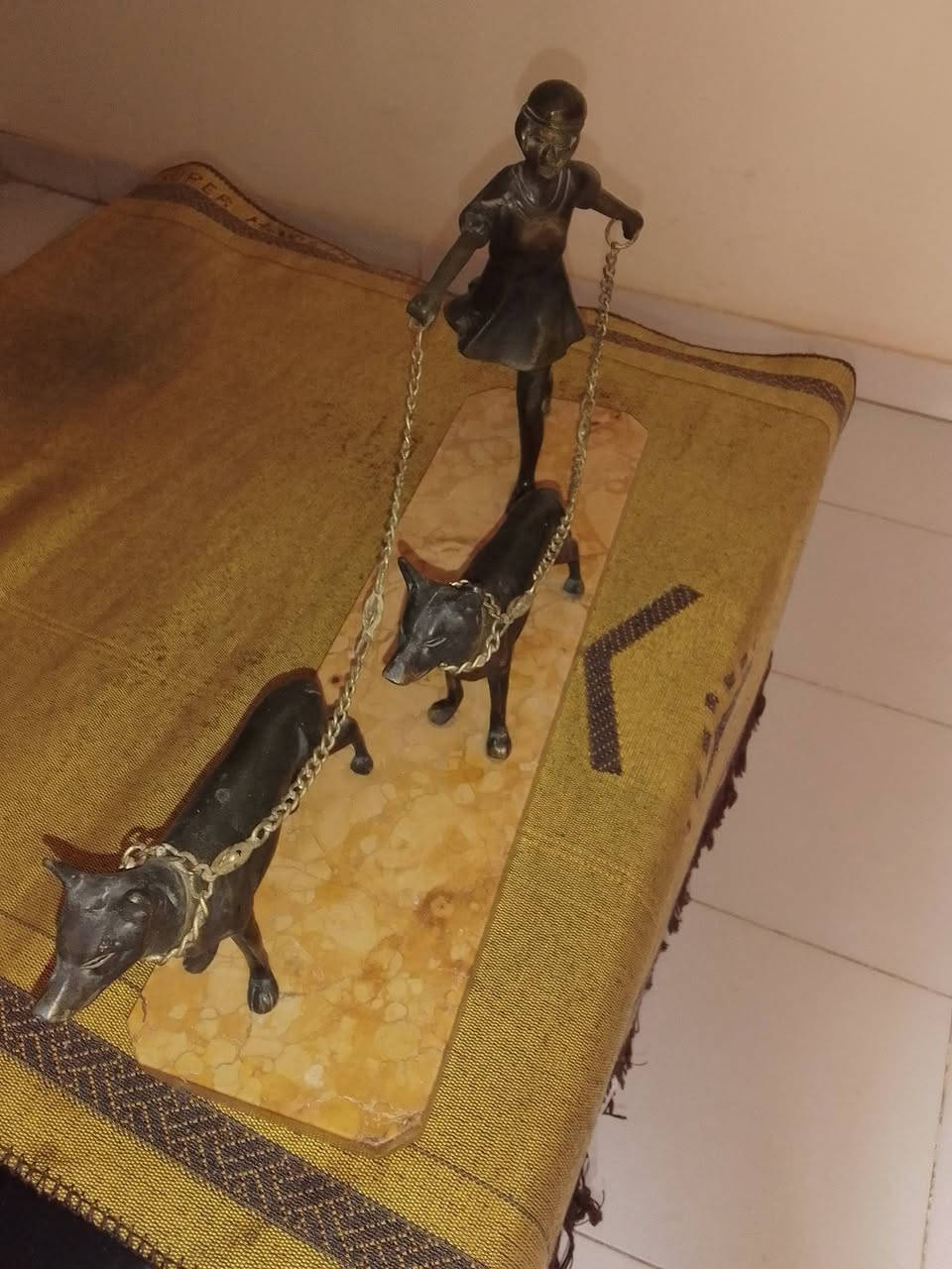 هذا التمثال هو قطعة ديكور فنية تحاكى اسلوب الارت ديكو(Art Decd) ويصور فتاة تمشى مع كلبين من فصيلة جيرمان شيبرد (aaaaGerman shepherd) مثبتين على قاعدة من الروخام


**إذا كنت صاحب هذا الإعلان وتريد حذفه لأي سبب، رجاءا أرسل رسالة إلى الدعم الفني**