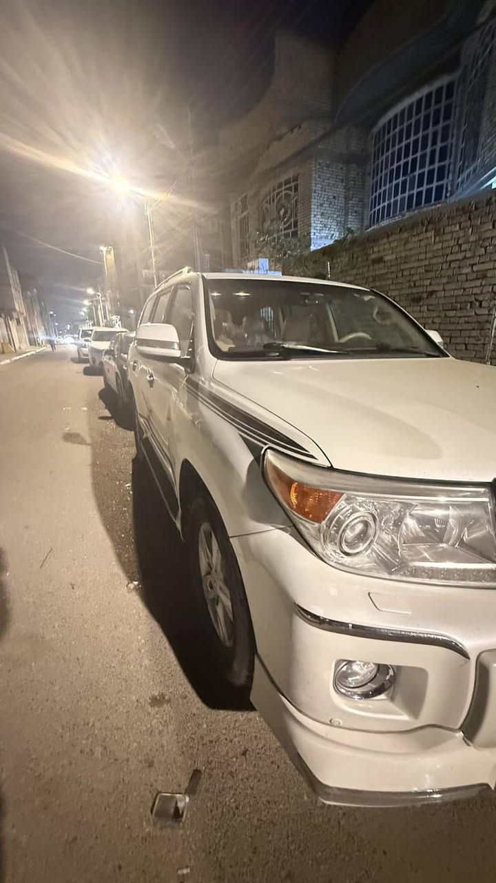 السلام عليكم .....
للبيع او المراوس 
تويوتا لاندكروز خليجي GXR
موديل 2014
بريم باب اول 
العداد 140/ الف كيلو متر 
رقم بصرة  بأسمي  تحويل مباشر السياره جديده وجاهزه 
مكفوله كفاله عامه من الدعامية للدعامية
 لاصبغ لا فتح لاتبديل
مكينه وكير كفاله شرط الفحص
فقط رصعة مسحوبة بي دي ار اربع اصابع .
المواصفات : 
فتحه سقف سلايد 
مري شفط
محرك 6سلندر 4000
كشنات خزن
كشنات جلد لون بيجي 
كامره خلفيه
تشغيل عن بعد
حساس امامي 
حساس خلفي 
ثلاجه
كشن كهرباء 3دكم 
جام اوتو
دوسات ليزريه
زراك لايت 
تخم تاير دنلوب جديد 
حدادية جديدة بحالة ممتازة جدا ً
السيارة مابيها دينار مصرف 

 سياره جديده بمعنى الكلمه إستخدام شخصي ...
مكان السيارة / البصرة 
السعر/365$ بيها مجال قليل 
بيع او مراوس 
***********
