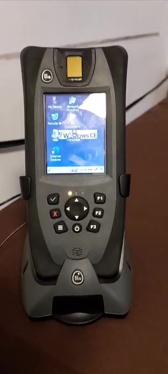 جهاز (يشبه الكومبيوتر) و بي مكان بصمة و قراء سيم الهويات الخ.
بالضبط ما اعرف شنو استخدامه. 
للي يفيده يجي خاص


**إذا كنت صاحب هذا الإعلان وتريد حذفه لأي سبب، رجاءا أرسل رسالة إلى الدعم الفني**