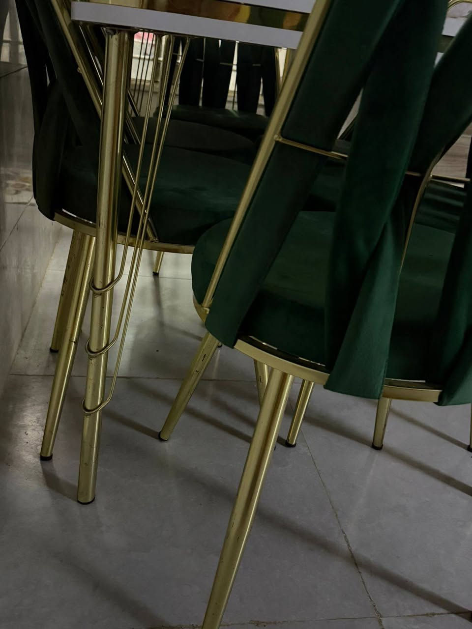 ميز طعام مع 6كراسي نضيف السعر 110قفل عنوان بغداد زعفرانية
***********
