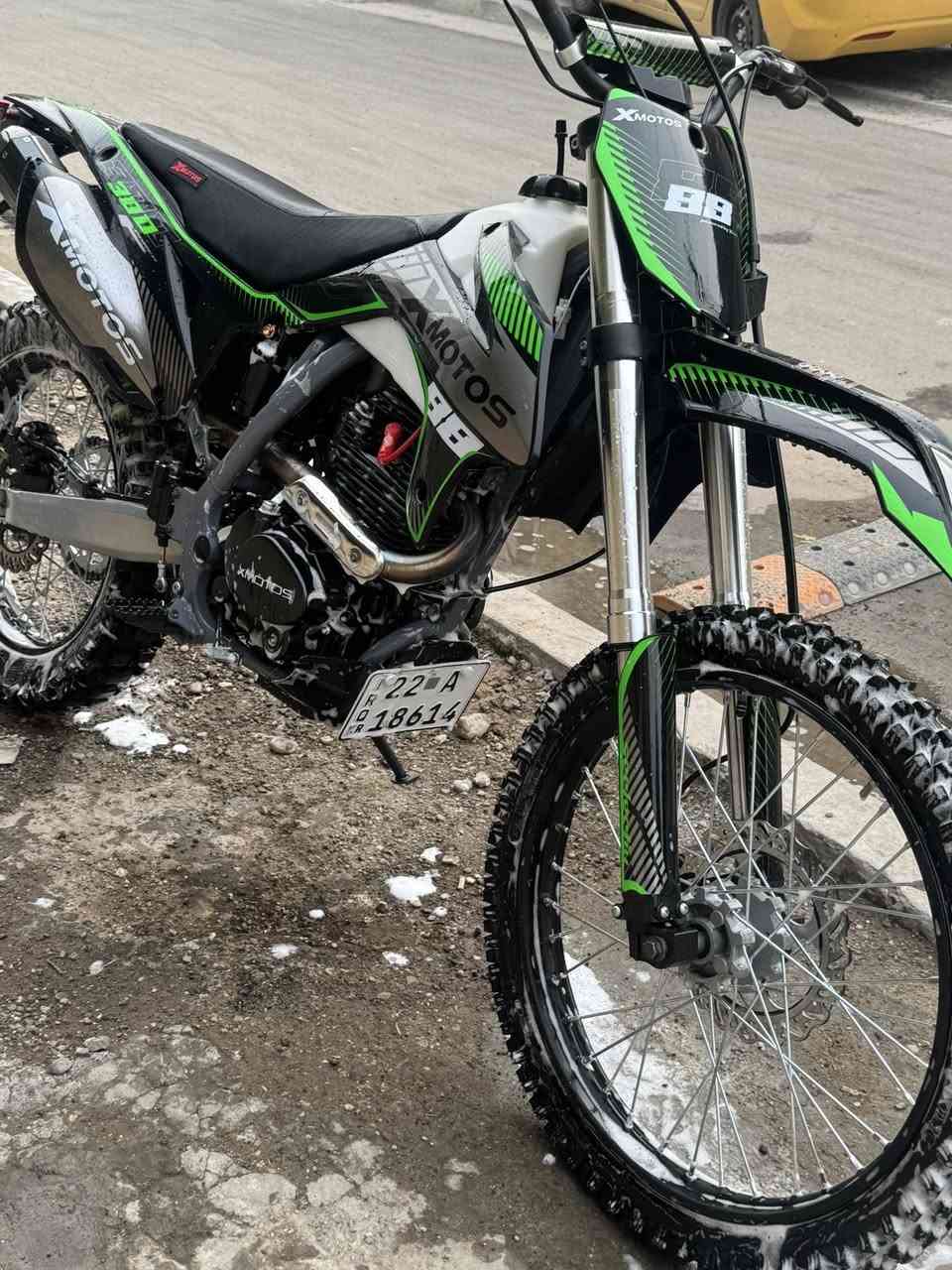 السلام عليكم قفاز xموتل دراجه صارله سبوعين من نزلت من معرض ودراجه ضلت فقط للعرض لاطلعت اماكن ولا سفر 
دراجه الله شاهد نكره وكلشي كامل بيه ومرقمه رقم اربيل 
العنوان بغداد الجديده نعيريه 
الاستفسار :***********
السعر2300
