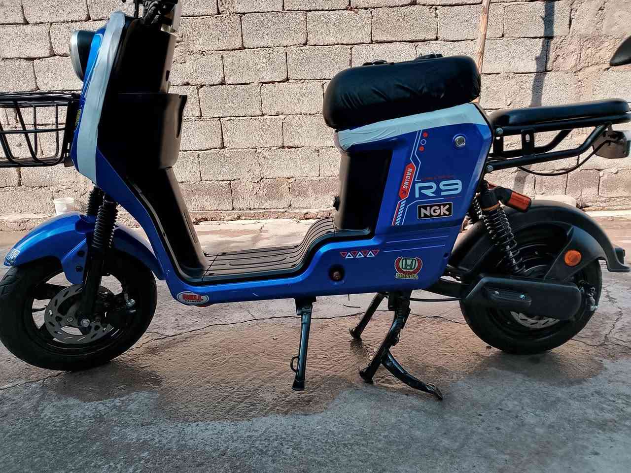 سلام عليكم دراجه شحن ار 9 2025 استعمال شهرين فقط مكفوله من كلشي تمشي 40 كيلو متر بشحنه وحده ديالى بعقوبة سعر 410 بيها مجال رقمي ***********
