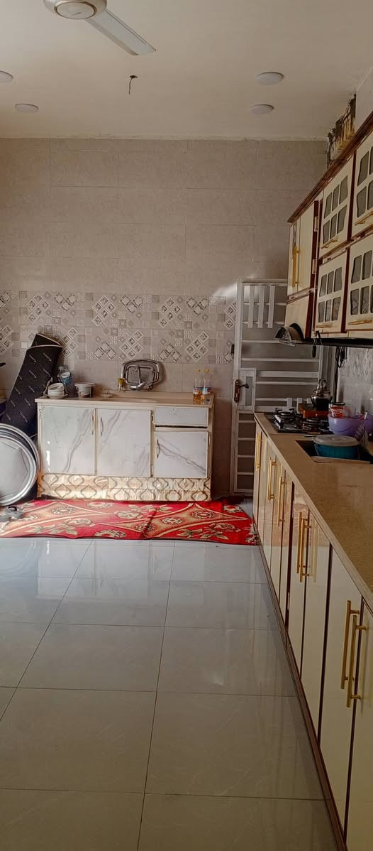 سلام عليكم بيت للبيع مساحة 253 حر مامطلوب بنا سنة 25
بتلو وسقف كونكريت واجهة 7 ونزال 32 خدمات كاملة 

 فقط التبليط عالي عن الشارع يحتوي البيت على  غرفتين

 نوم وصالة  ومطبخ درج دور  وممرات عدد ثنين عرض 

الشارع 20 متر. ملاحظة( البيت نقص أستقبال والبيتونة )

سعر ( 120 ) اتصال (( *********** ))
