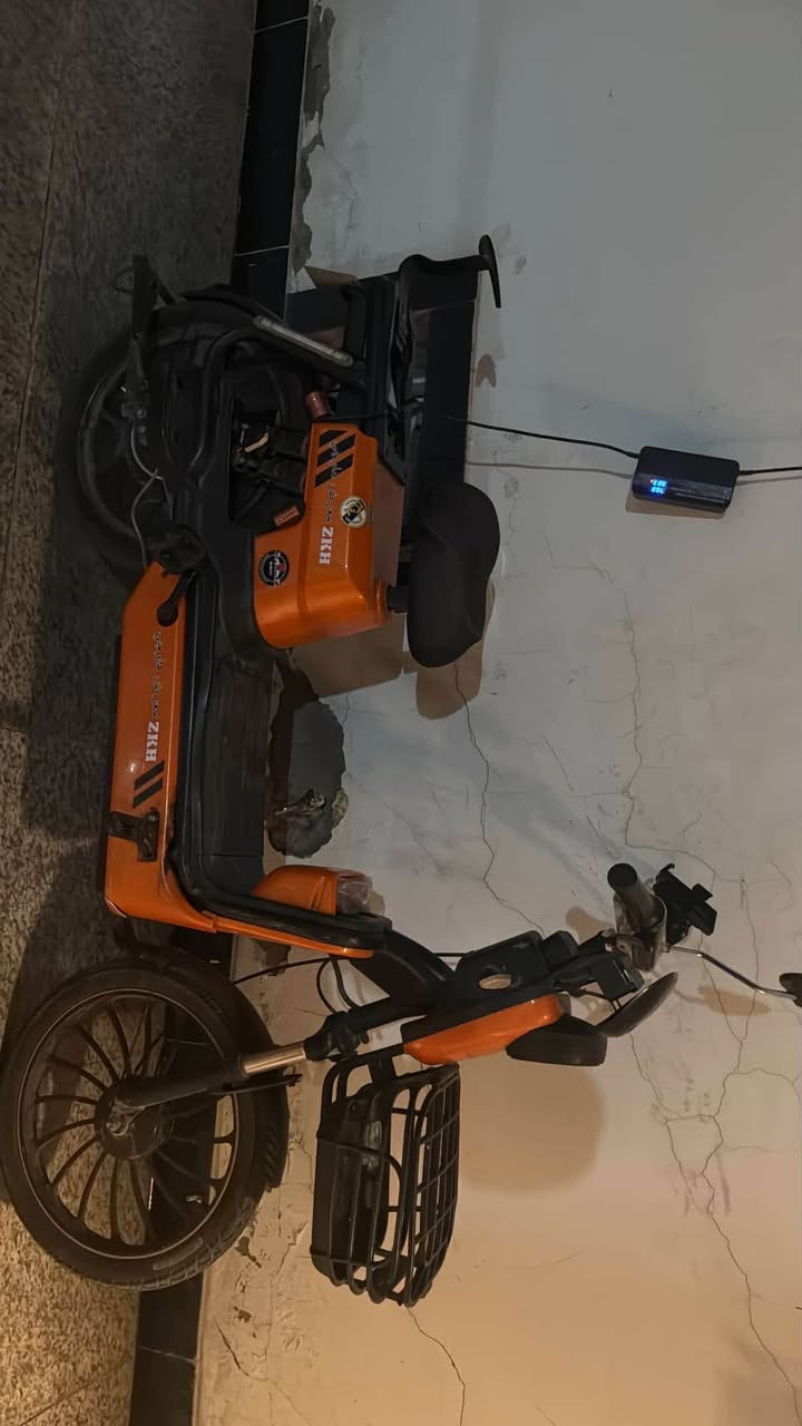 دراجه شحن نضيفةً وحلووه بطاريتها نص عمر بس زينه شاحنتها موجودة رايدها ب300 وبيها مجال هم للشراي 

مكاني البصره 
*********** البصرة, العراق
