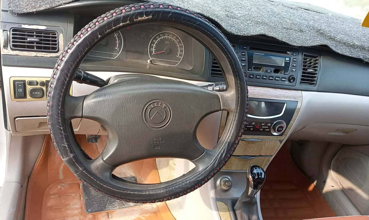 جيلي موبل 2013 نضيف رقم انكليزي مكينه وحداديه نضيفات باسمي رقم انكليزي آفاق, القادسية
