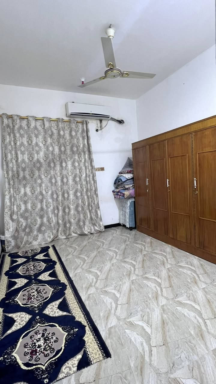 السلام عليكم هاي البيوت للبيع زراعي على الحولي الجديد ركن  مقابيل صيدليه الوطني التعليمي  مساحتهم 400 متر احنه بانين كل بيت 150 واحد بصف الثاني وبينهم سياج واحد راح اذكر تفاصيل البيت للمعلومه البيوت ثنينهم نفس شي  ونفس البناء 
كل غرفه 3 ونص * 5
والديوانيه 6*3ونص
والصحيات مترتين ونص * مترتين ونص
والطارمة 6*7 ونص
و100 متر على طول البيت موجوده ركن احنه مخلينها كراج للسيارات منضمن البيت  
 للاستفسار على الرقم ***********
