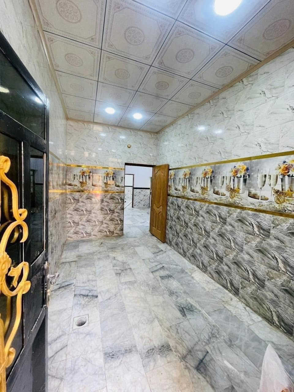 بلاشششششش 
دار للبيع المساحه 125 حي ميسان الشريط قطاع 84 مميزه طابقين اربع غرف وصالتين ومطبخ واستقبال جديد مميز شيلمان ارضيه مرمر السعر 145 مليون للاستفسار. الآتصال برقم الجوال الكوفي للوساطة العقاريه ***********
