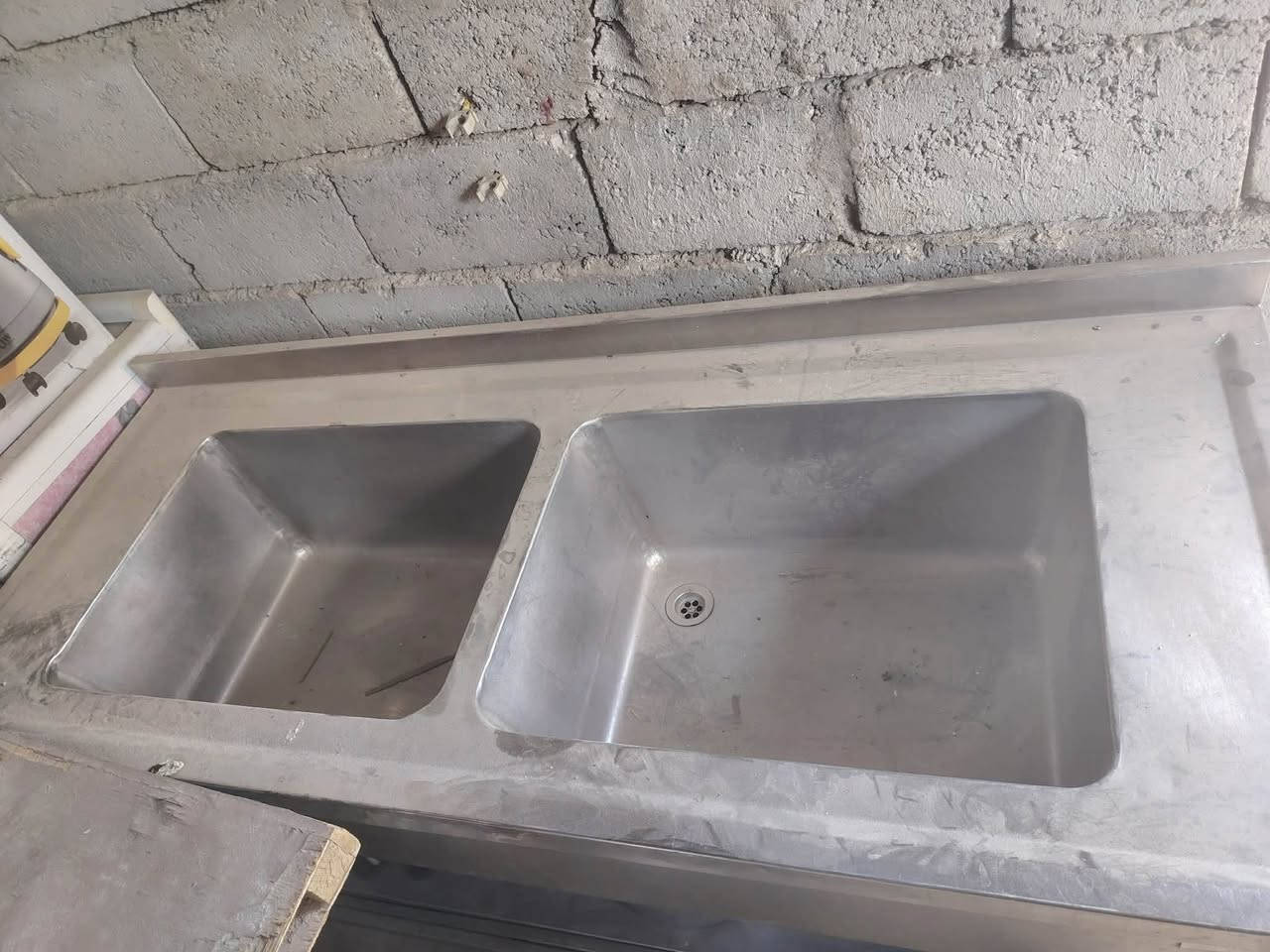 مغسلة ستيل بي حوظين.  شي  اصلي و نضيف لل بيع    سعر بلاش 125 الف فقط.
***********
