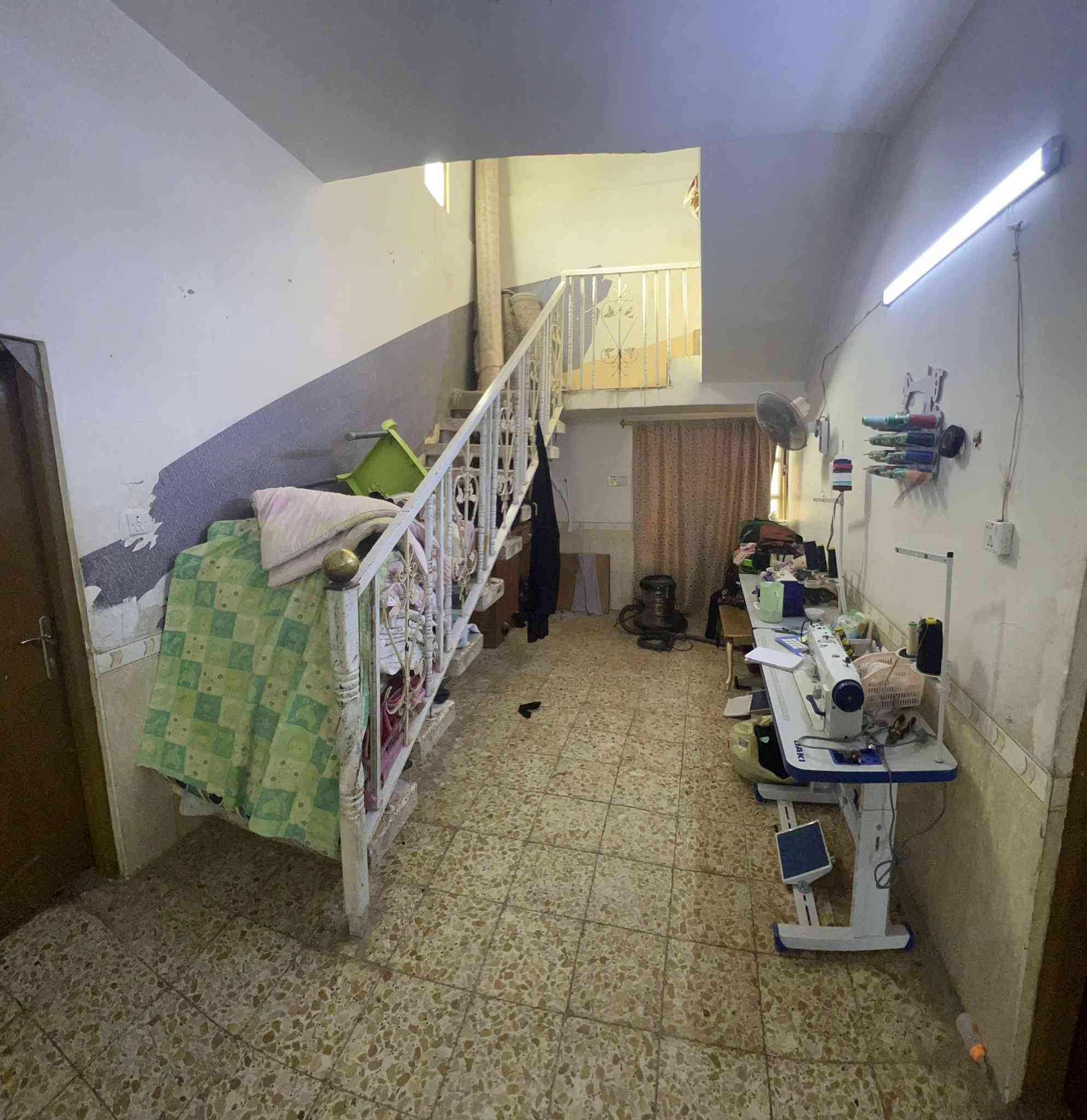 دار للبيع مساحه 300م الاساس تجعيب البناء ابلوك السقف اعكاده غرفتين وصاله ومطبخ وستقبال ودرج وسطح على الشارع التبليط مباشر اضافتن محلات عدد 2كما في الصوره شارع المطار القديم مباشر عل شارع مباشر السعر 90وبي مجال للشراي الاستفسار على الرقم ***********
