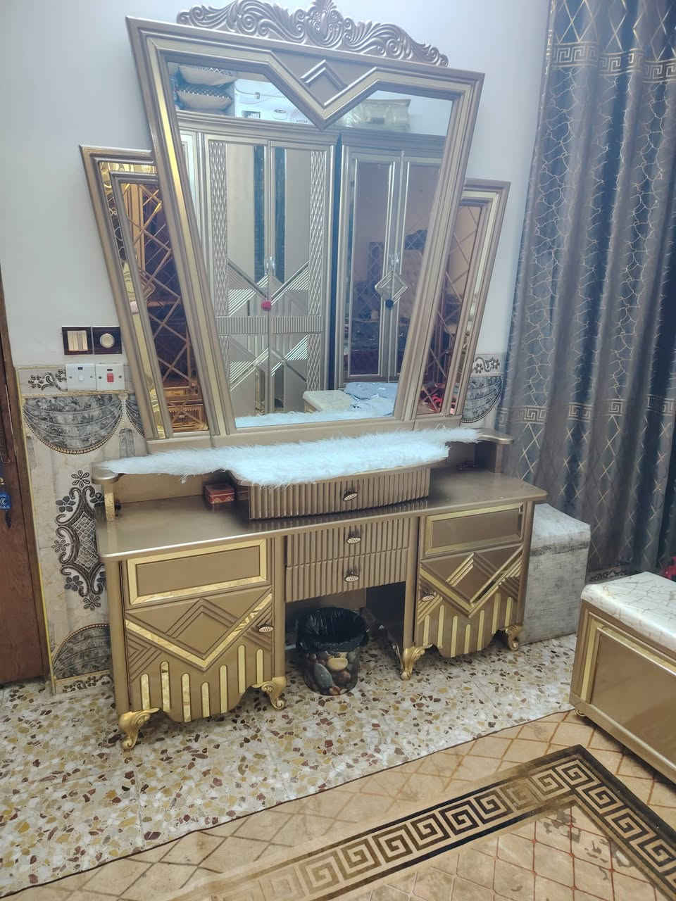 سلام عليكم غرفه اخشاب البيع صاج شكل تركي صالهه شي قليل مستخدمه  نظيفه مابيهه اي نقص عنوان بغداد مدينت صدر ورفلي سعر خاص او تصال عله رقم ***********
